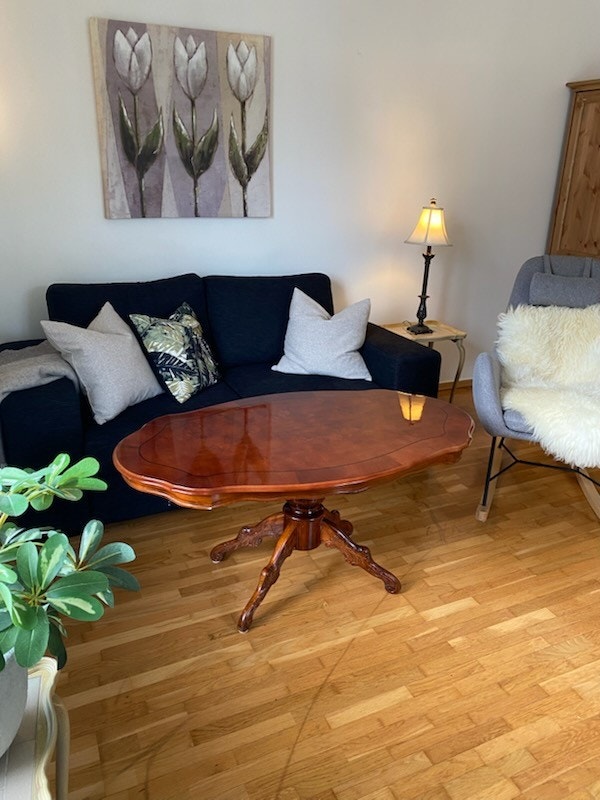 Stuen har god plass til sovesofa og stuebord Galleribilde
