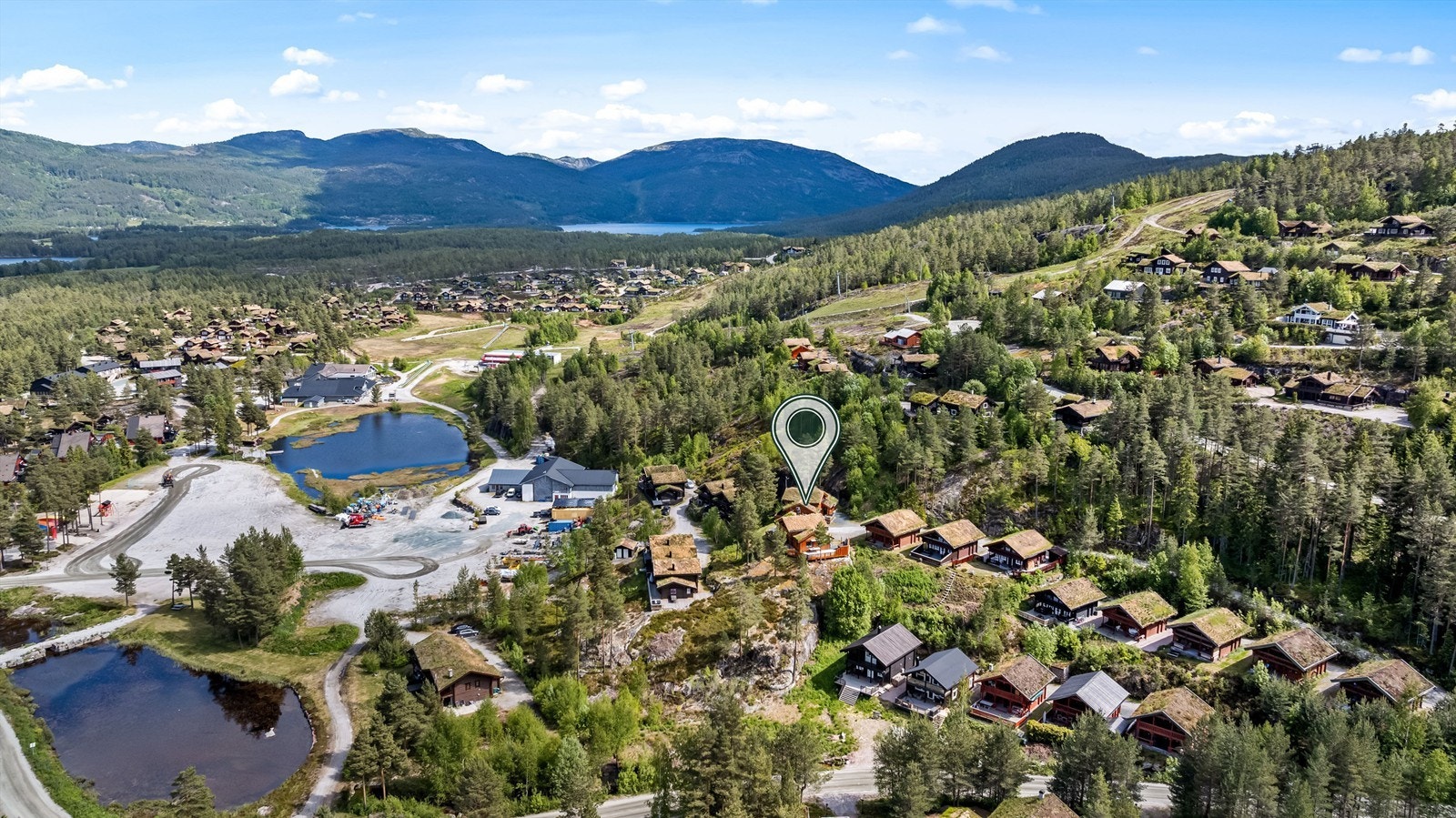 Vinterstid bys det på oppkjørte langrennsløyper på fjellet, korte og lange turer, alt etter ønske og form! Det er 18 nedfarter i alpinanlegget med 8 heiser inkl. 8-seters stolheis. Galleribilde