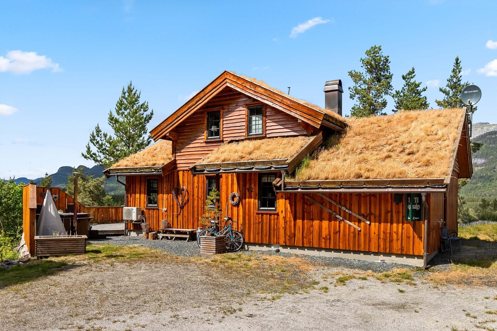 Gode parkeringsmuligheter foran hytteveggen og med mulighet for el-bil lading Galleribilde