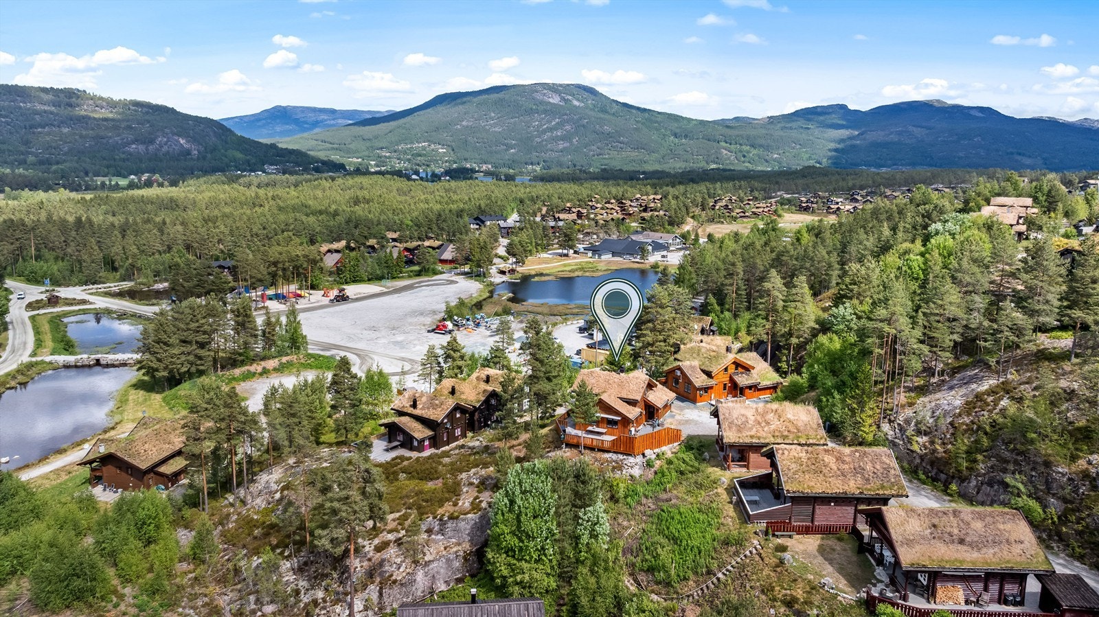 Om sommeren bys det på vakker natur, flotte turområder i fjellet med merkede turer (korte og lange) Galleribilde