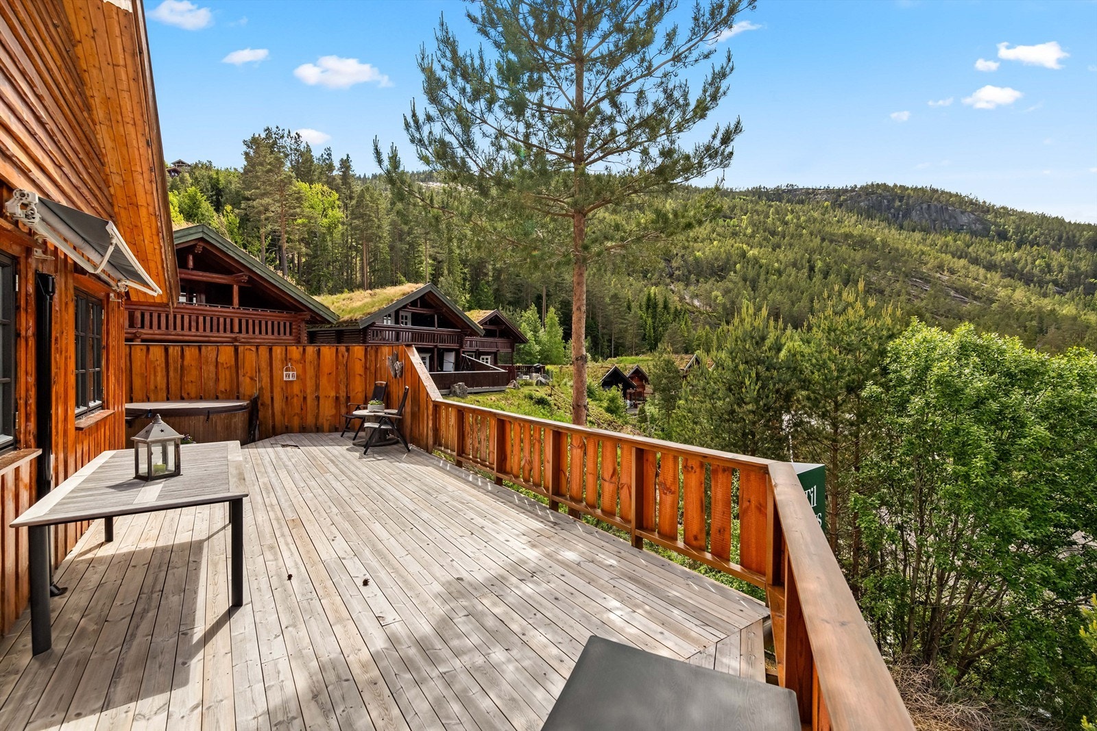 Markise er montert for de solrike dager - Her har man solen med solnedgang på sommeren Galleribilde