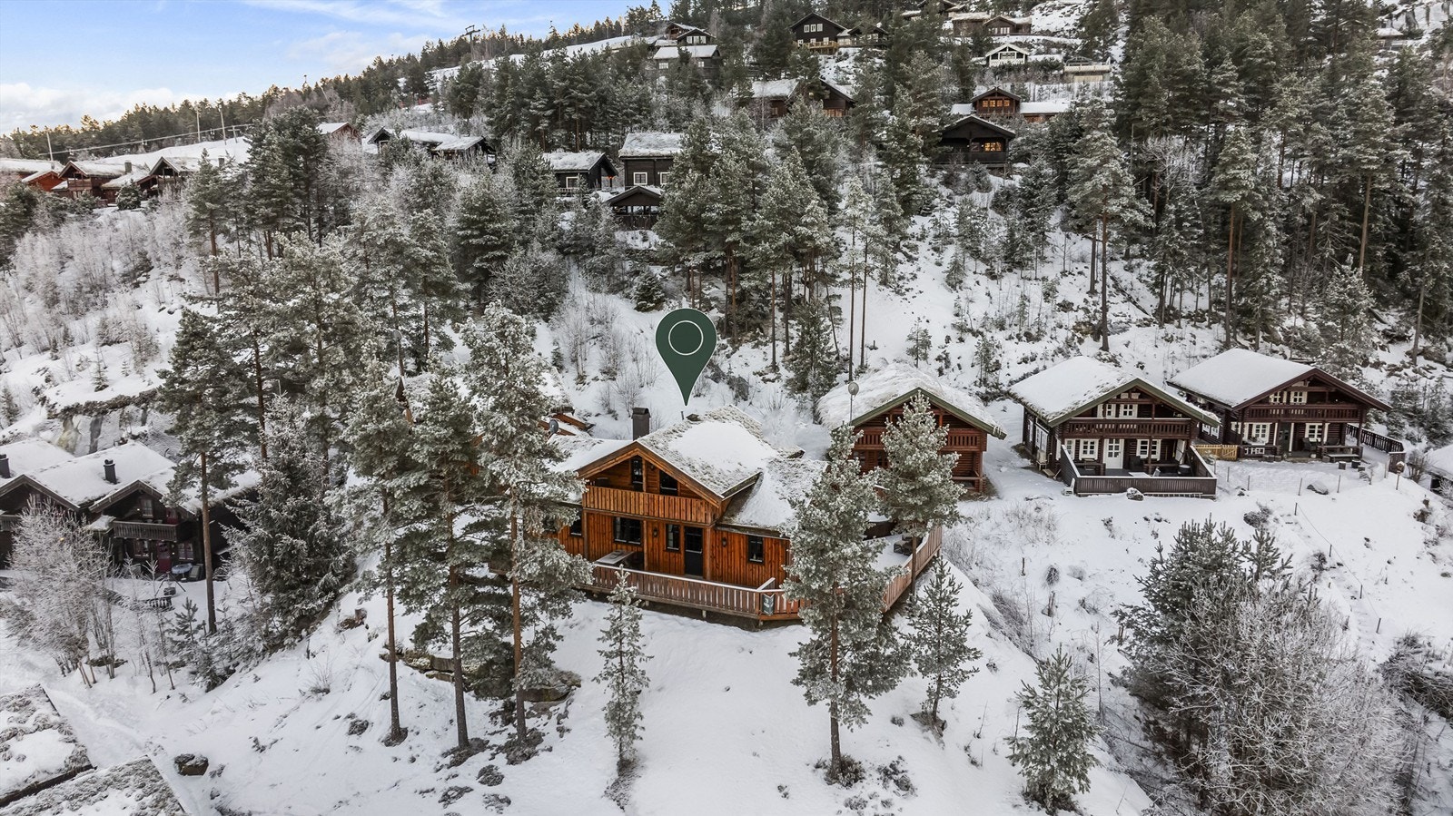 Hytten ligger sentralt og rolig til, uten innsyn og med fint utsyn, i blindvei Galleribilde