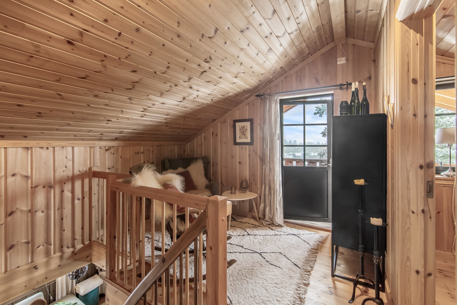 Loftstue med utgang til balkong Galleribilde