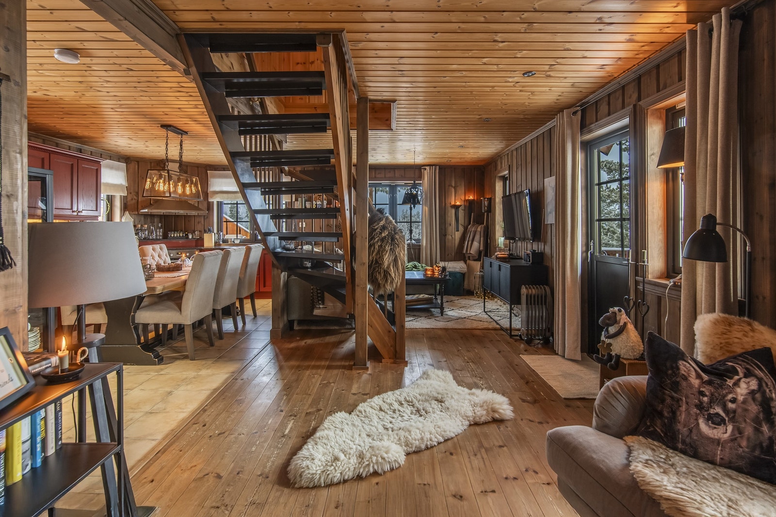 Downlights i stuetak og varmepumpe er installert i tillegg til varmekabler i gulv og peisovn Galleribilde