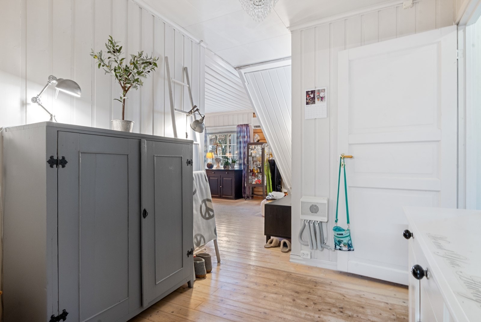 Så snur vi oss rundt og er ute i gangen igjen - her er det åpent inn til stuen! Heng på inn! Galleribilde