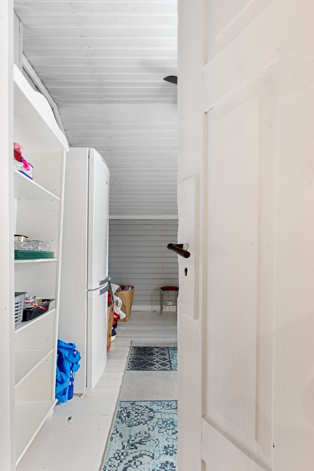 Her oppe ser man virkelig at det er et gammelt hus - gamle dører og håndtak, gamle gulv og skakke vegger! Galleribilde