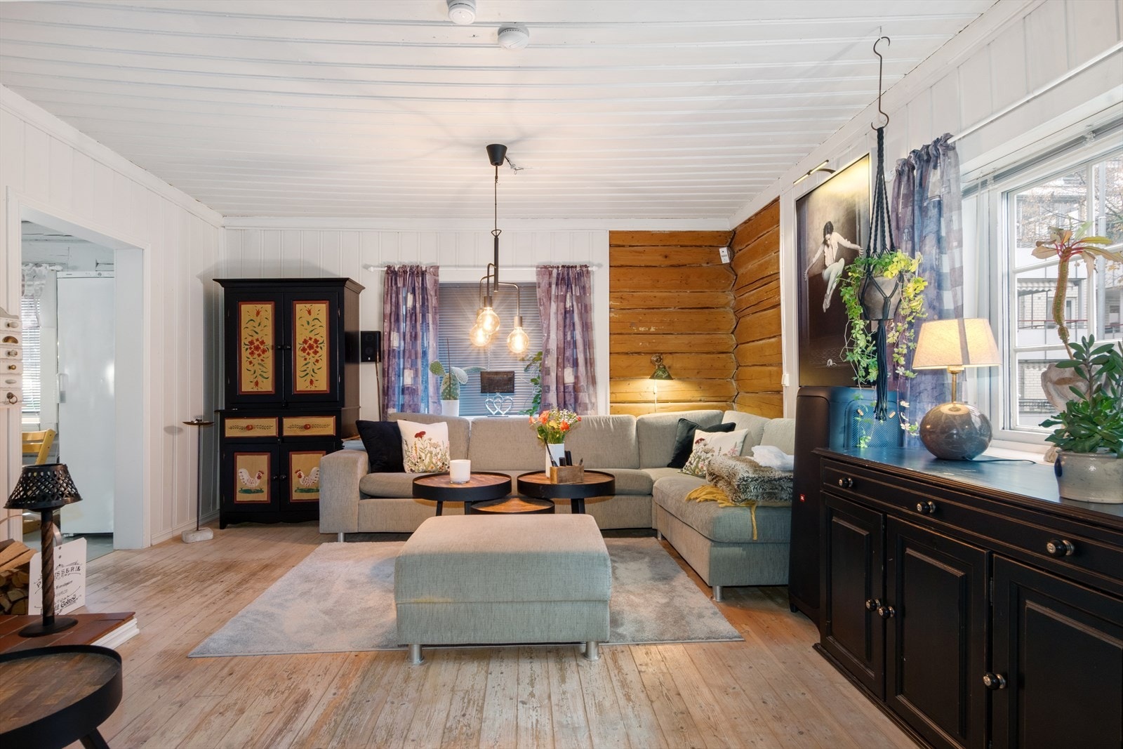 Her er det åpen løsning inn til kjøkkenet. Galleribilde