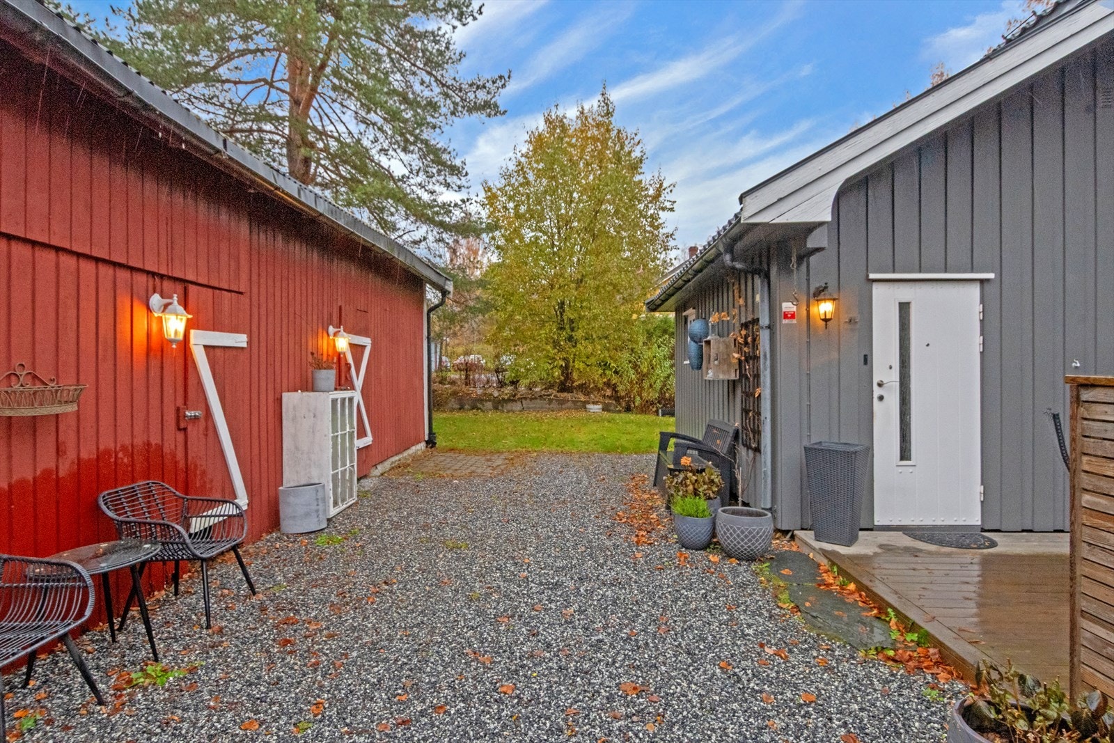 Stort og praktisk uthus med en spennende historie - her er det carport, boder og en sjarmerende utedo for 3! Galleribilde