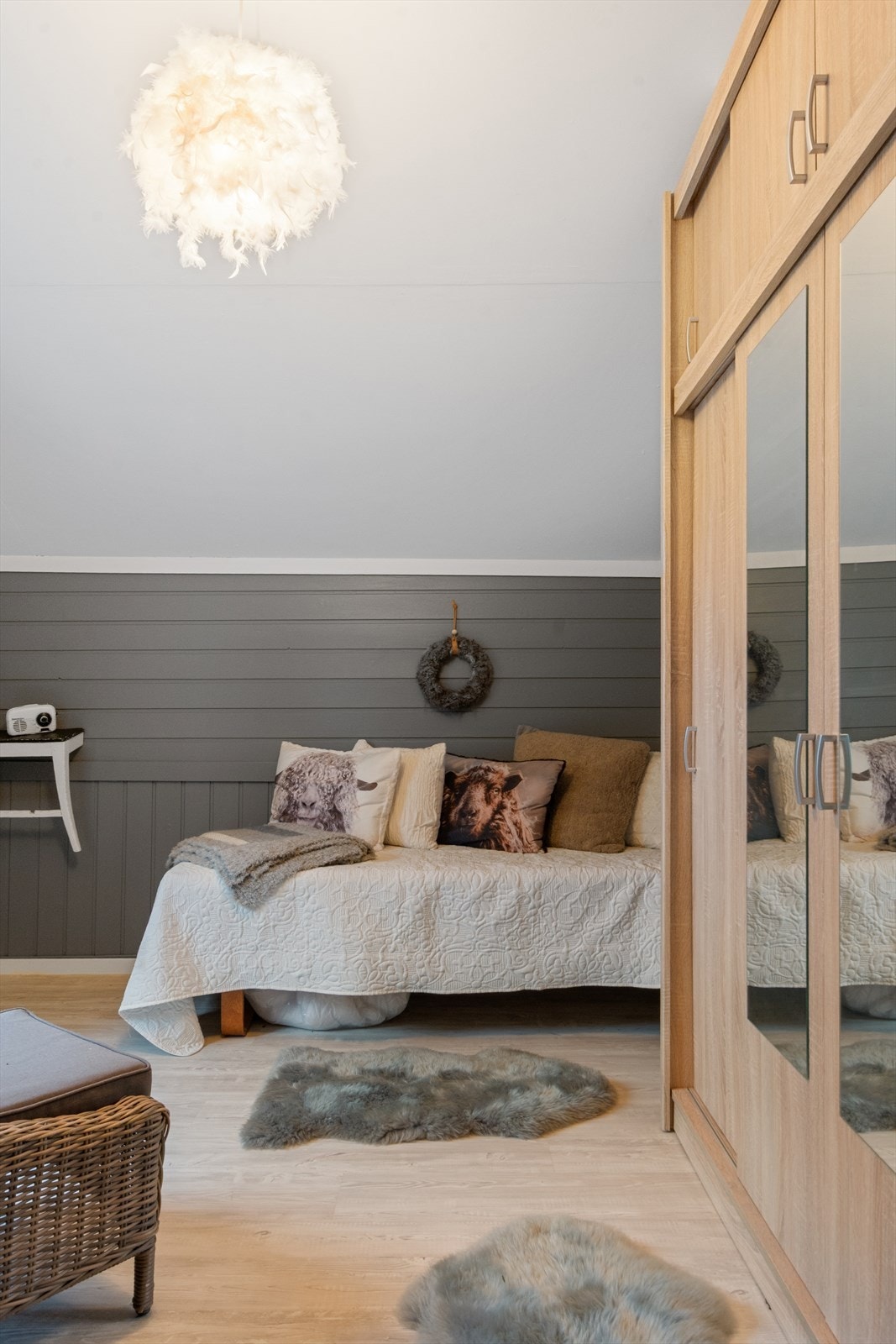 Romslig rom med plass til stort garderobeskap er det også! Galleribilde