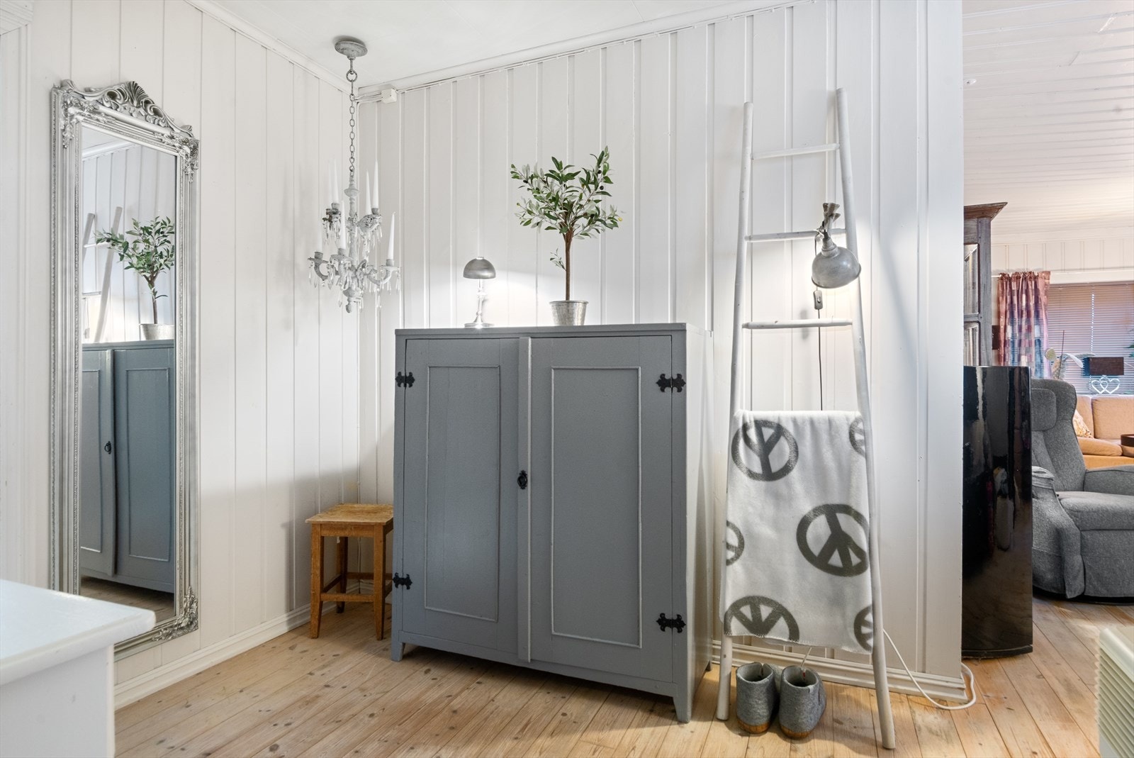 Sjekk de fine furugulvene som egner seg godt i et gammelt hus. Det gamle lintøyskapet som selger har plassert her setter virkelig standard for lun og koselig stemningen som best beskriver dette huset ! Galleribilde