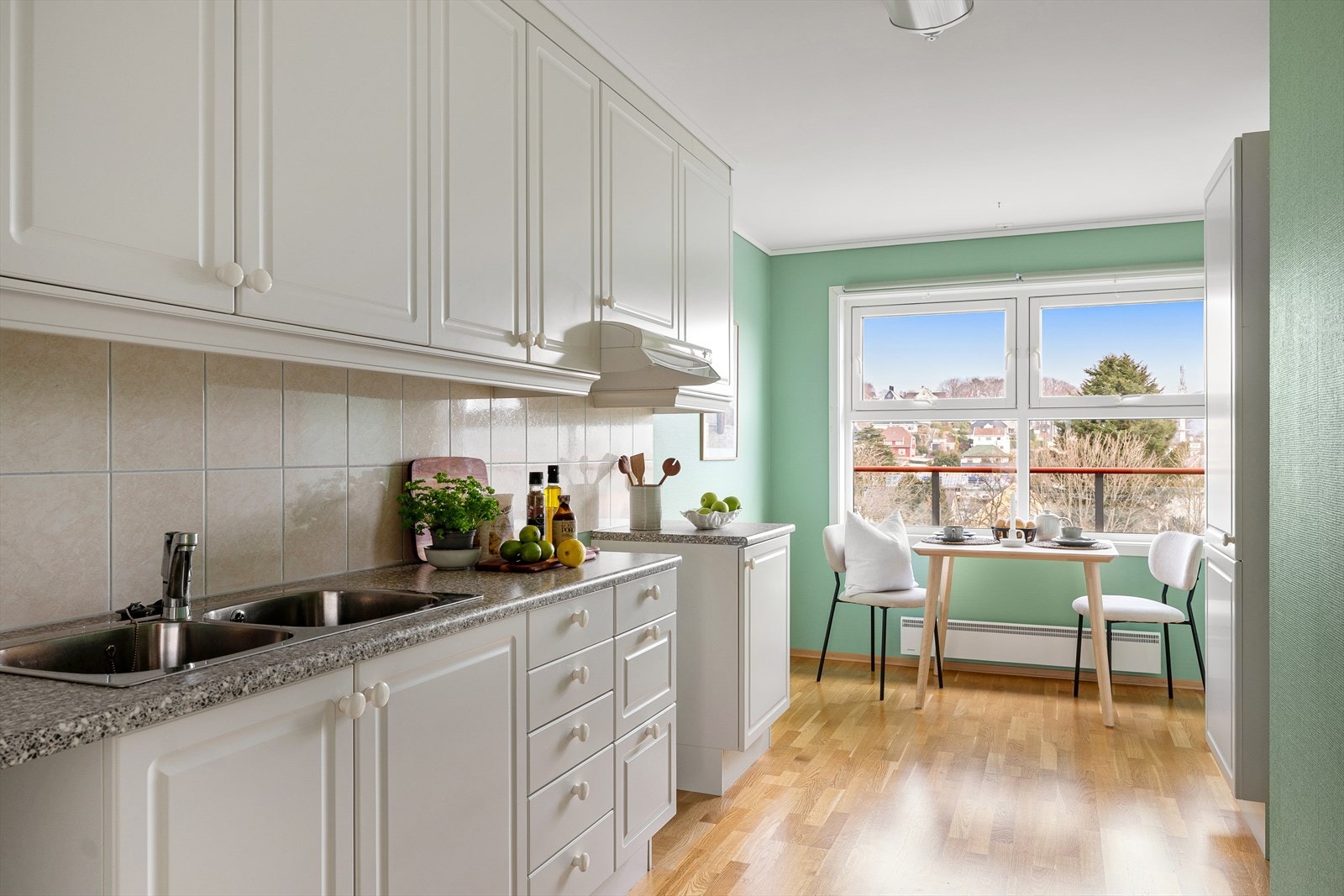 Her er det rikelig med oppbevaringsplass, samt plass til et mindre spisebord. Galleribilde