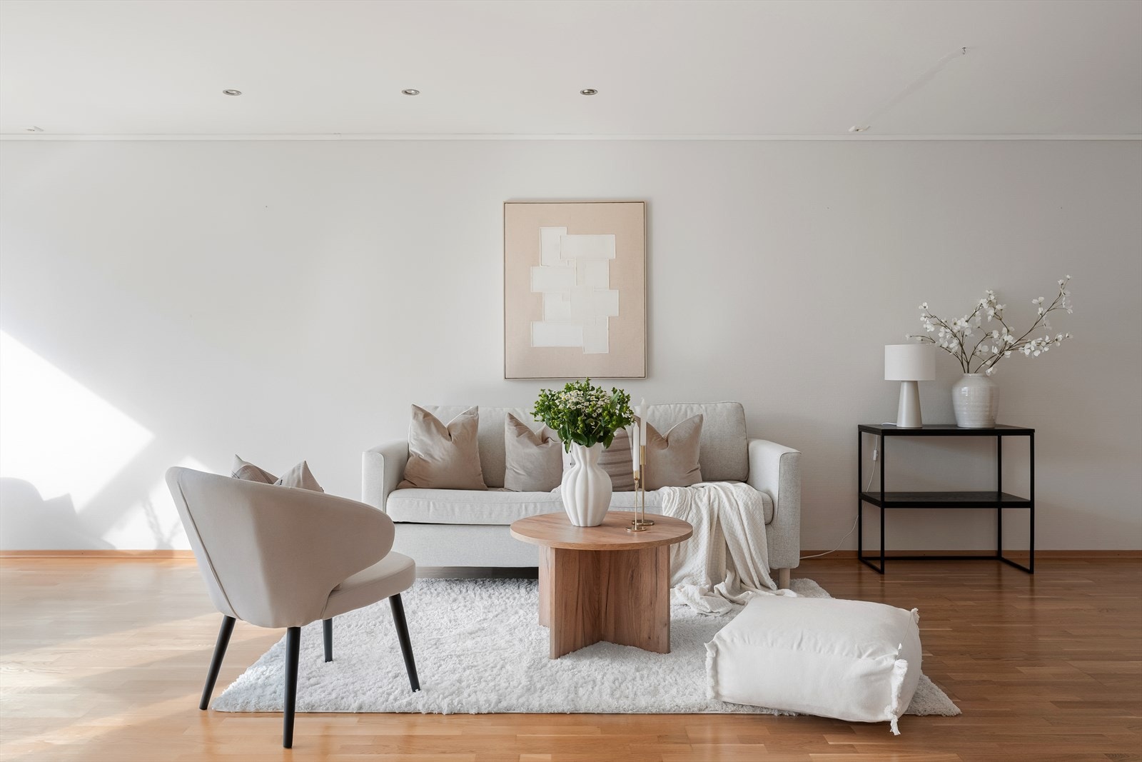 Stuen har god plass til både sofagruppe, sittegruppe og spisebord i ønsket størrelse. Galleribilde