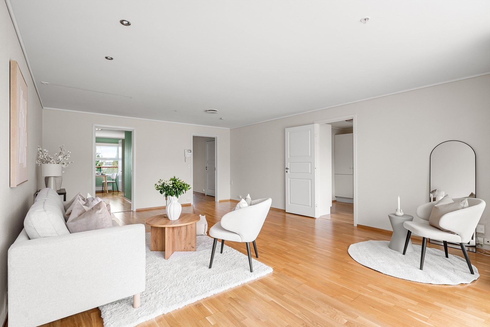 Rommet inviterer til avslapning og sosialt samvær med familie og venner. Galleribilde