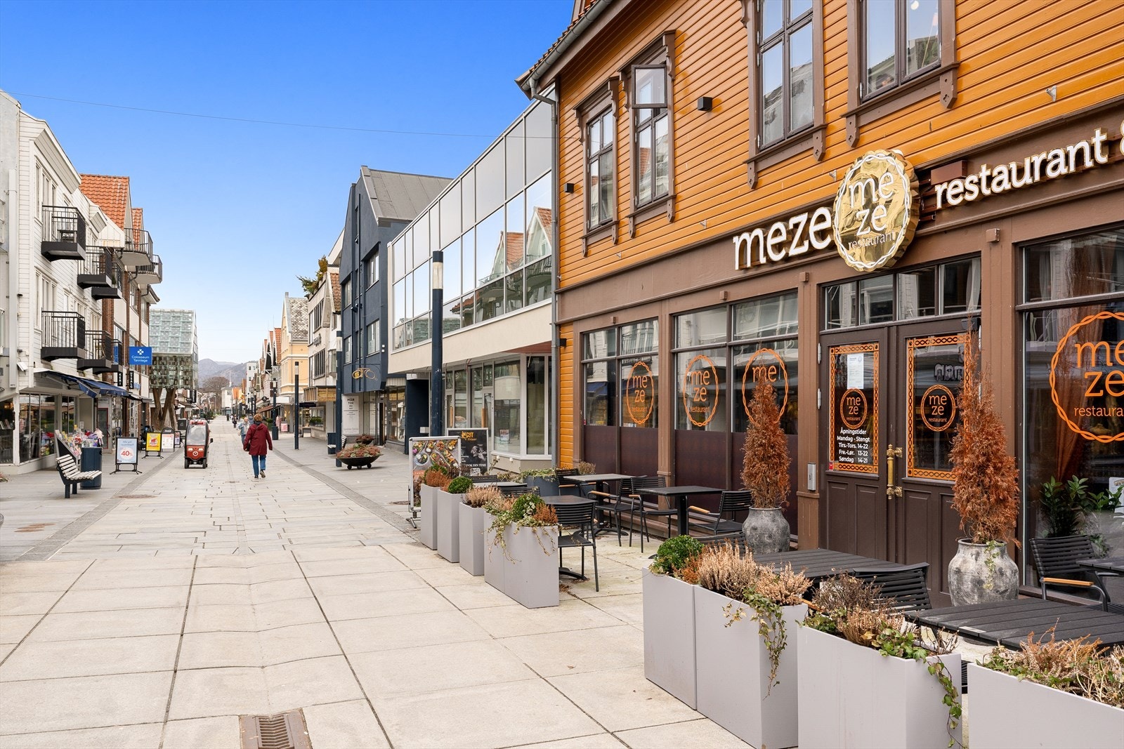 Området byr også på gode kollektivforbindelser. Fra Sandnes stasjon går det hyppige togavganger mot både Stavanger og Jæren, noe som gjør beliggenheten attraktiv for pendlere. Galleribilde