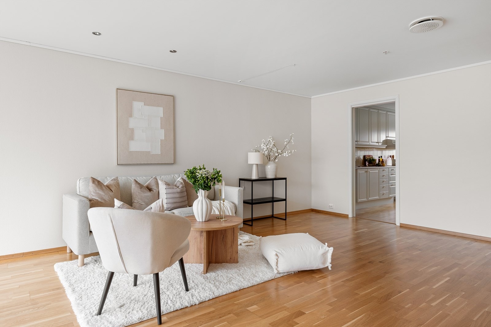 Kjøkkenet ligger avskilt med en skyvedør, som gir mulighet til å lukke døren og bruke begge rom uavhengig. Galleribilde