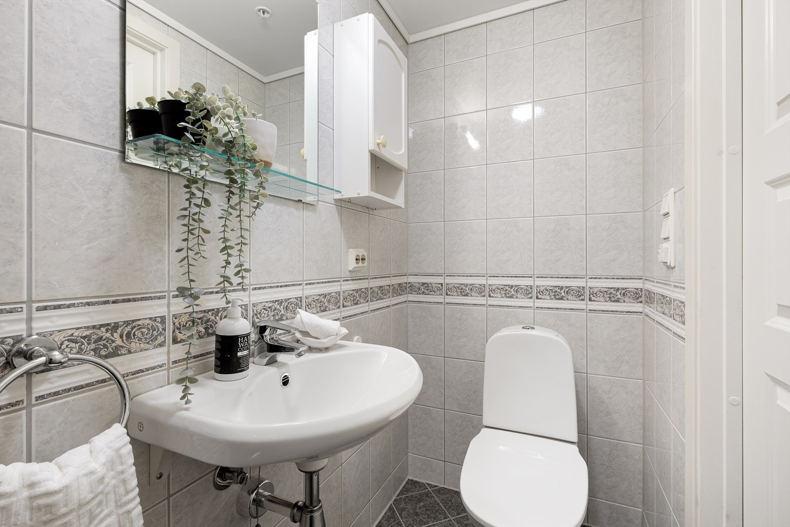 Boligen har i tillegg et praktisk gjestebad i tilknytning til entréen. Galleribilde