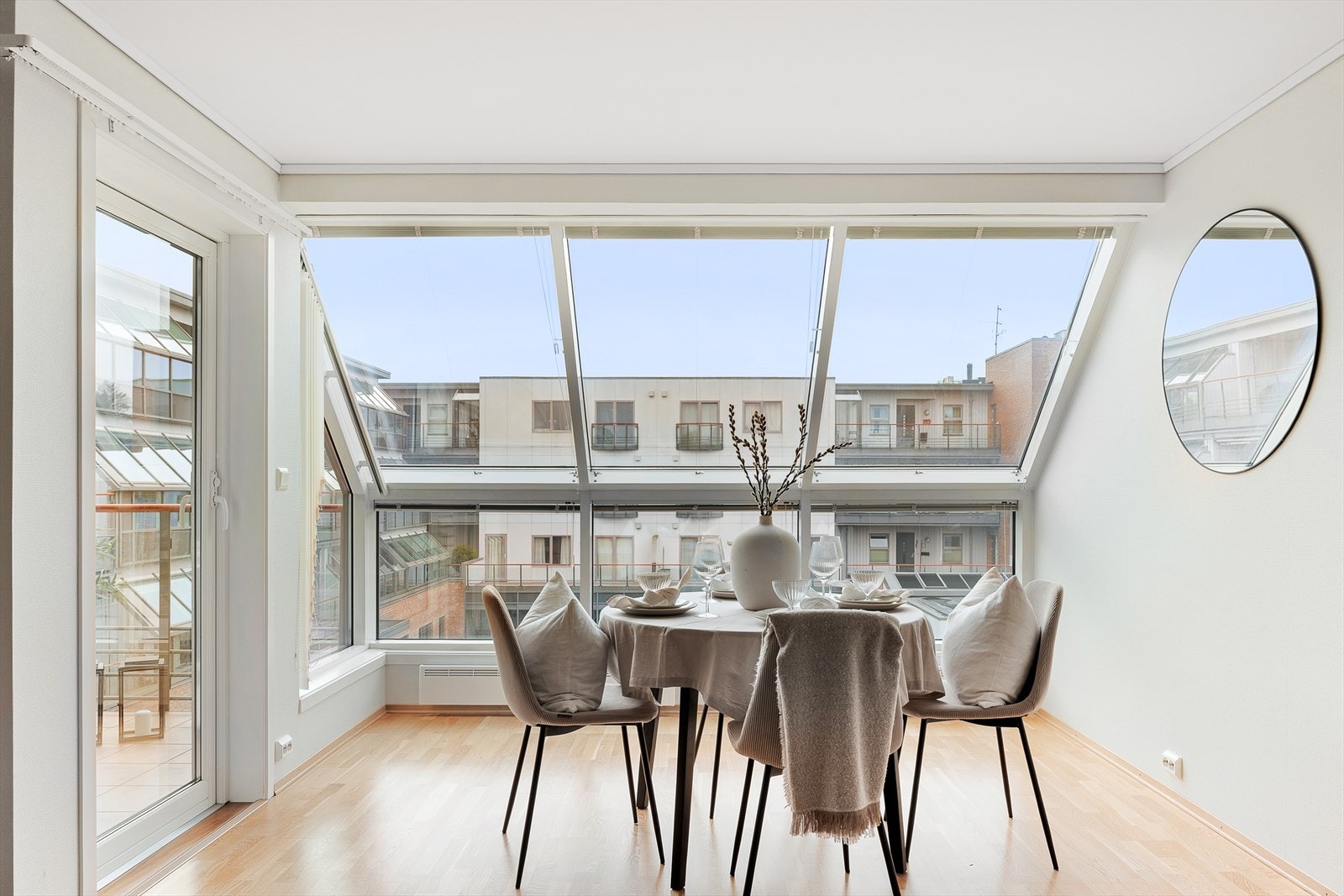 Leiligheten byr på en romslig stue med store vindusflater som slipper inn rikelig med naturlig lys. Galleribilde