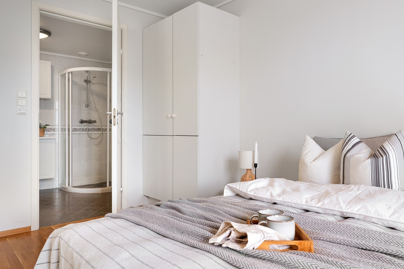 Hovedsoverommet er romslig og har plass til dobbeltseng, nattbord og garderobeløsning. Galleribilde