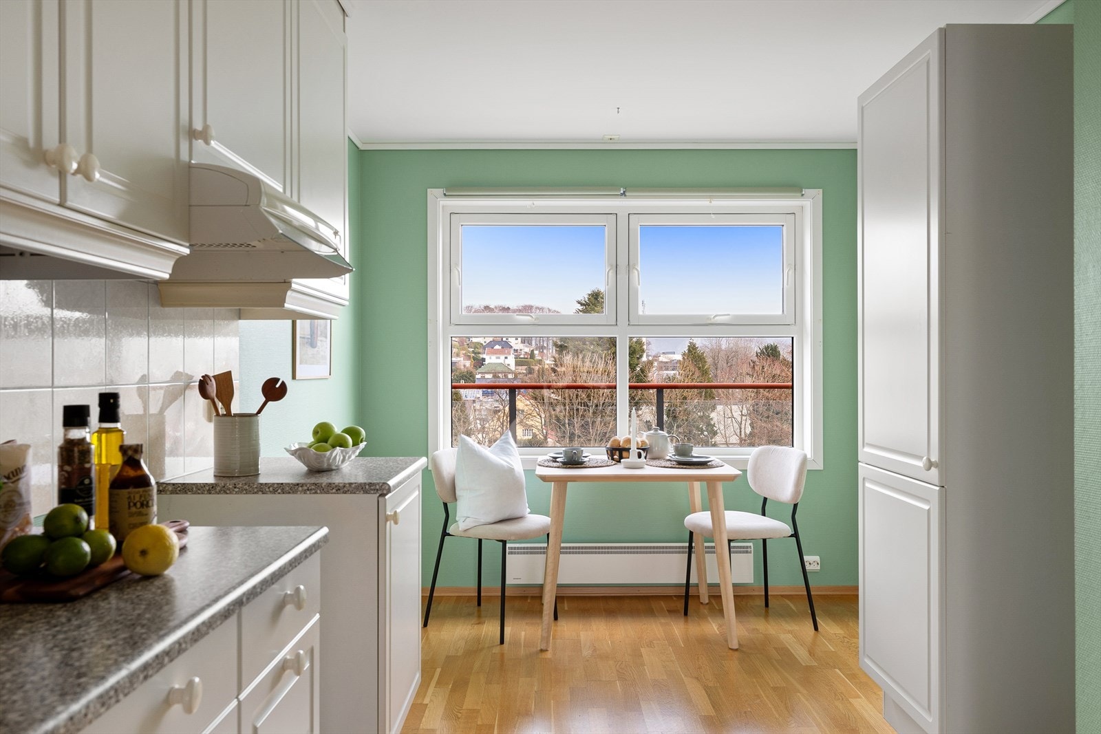 Kjøkkenet er av god størrelse og har lyse fronter med klassiske fyllinger. Galleribilde