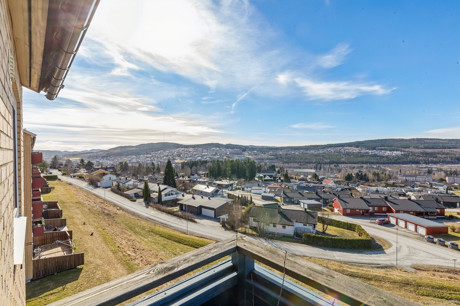 Balkongen har gode solforhold og har en åpen og vidstrakt utsikt. Galleribilde