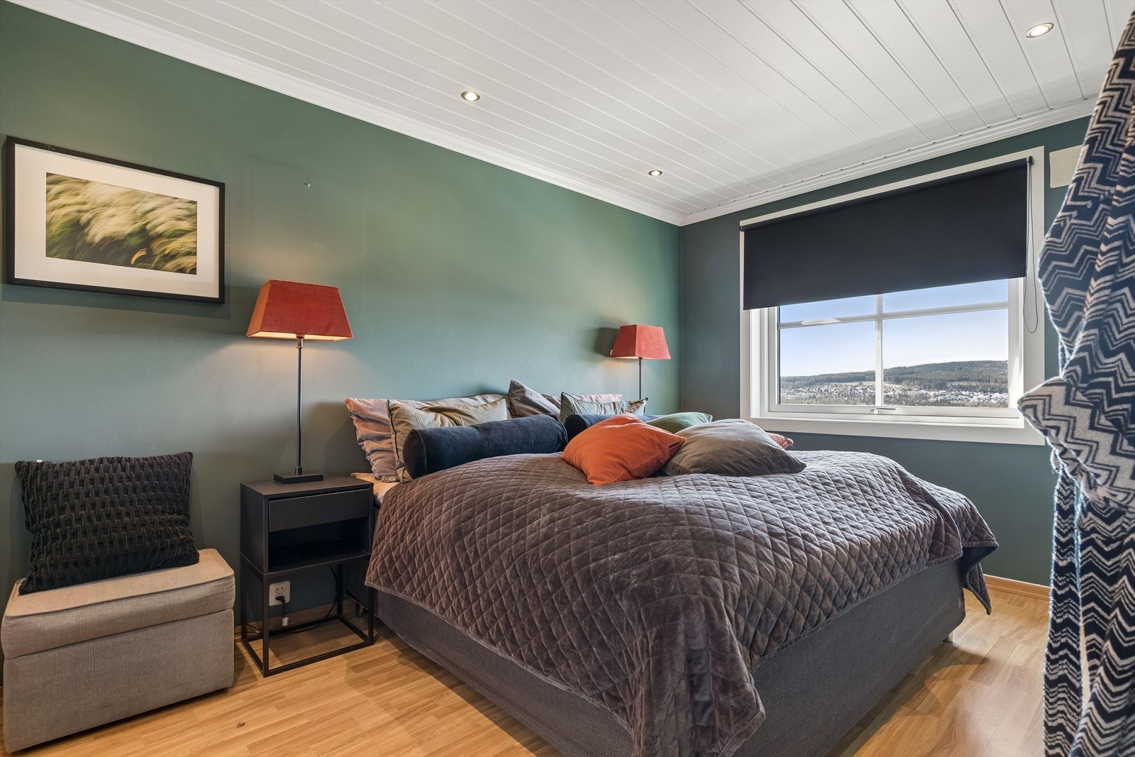 Soverom med laminatgulv og slette, malte vegger som gir et rolig uttrykk. Galleribilde