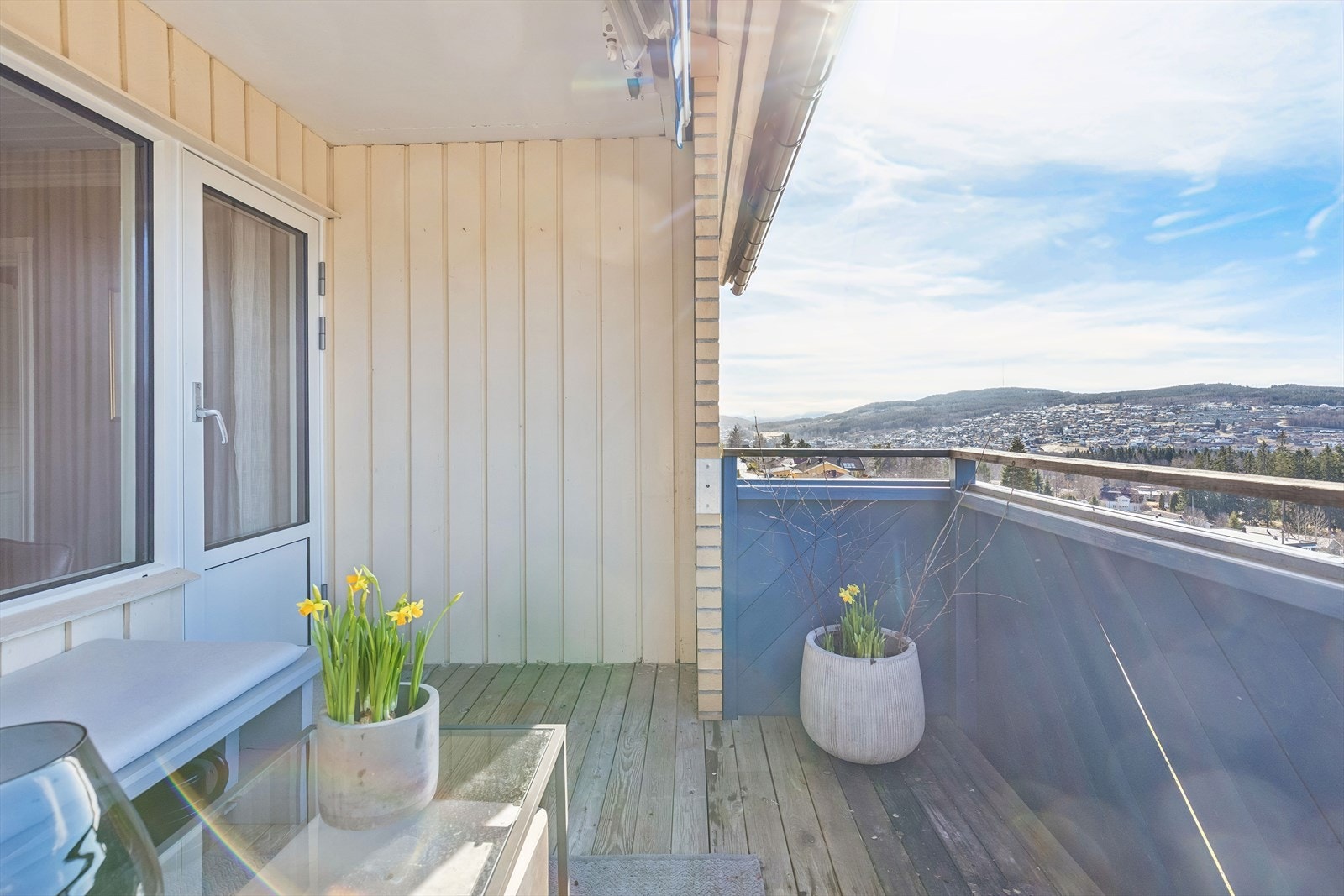 Balkongen er utstyrt med en manuell terrassemarkise og har spaltegulv i impregnert tre. Galleribilde