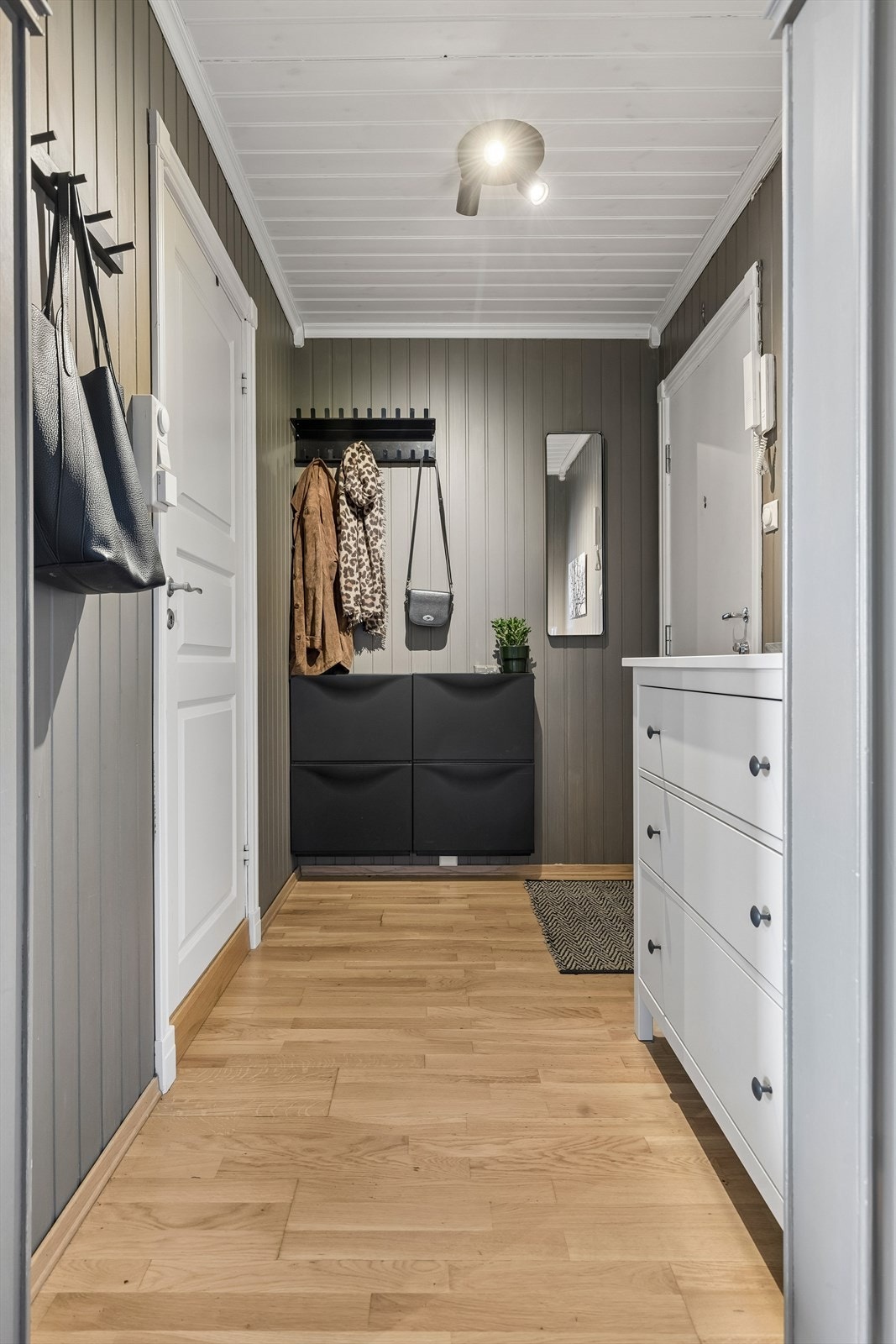 Innbydende entré med 3-stavs eikeparkett og vegger med malt smartpanel fra 2017. Galleribilde