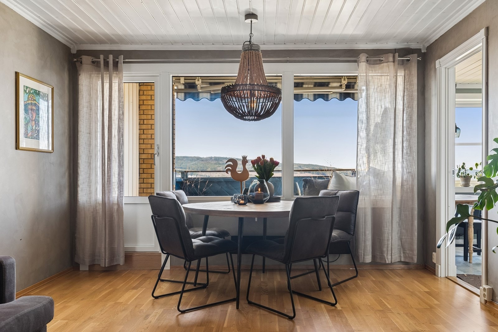 Leiligheten fikk nye 3-lags isolerglassvinduer og terrassedør med utvendig aluminiumskledning i 2025. Galleribilde