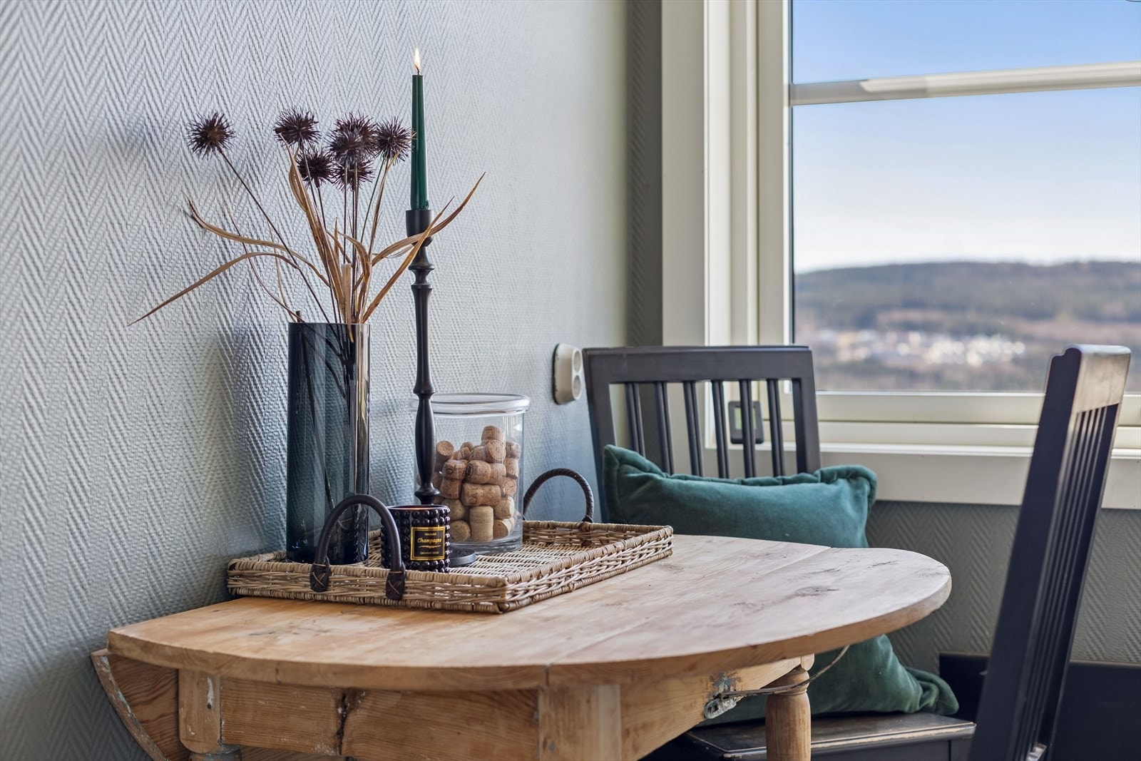 Vinduet slipper inn godt med dagslys til spiseplassen. Galleribilde