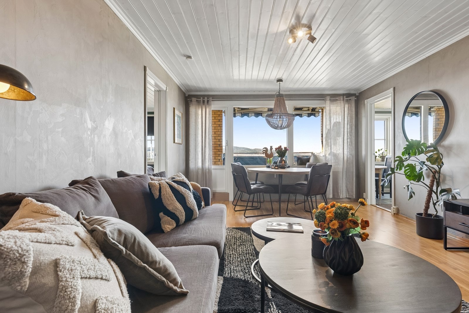 Store vindusflater og utgang til balkong. Galleribilde