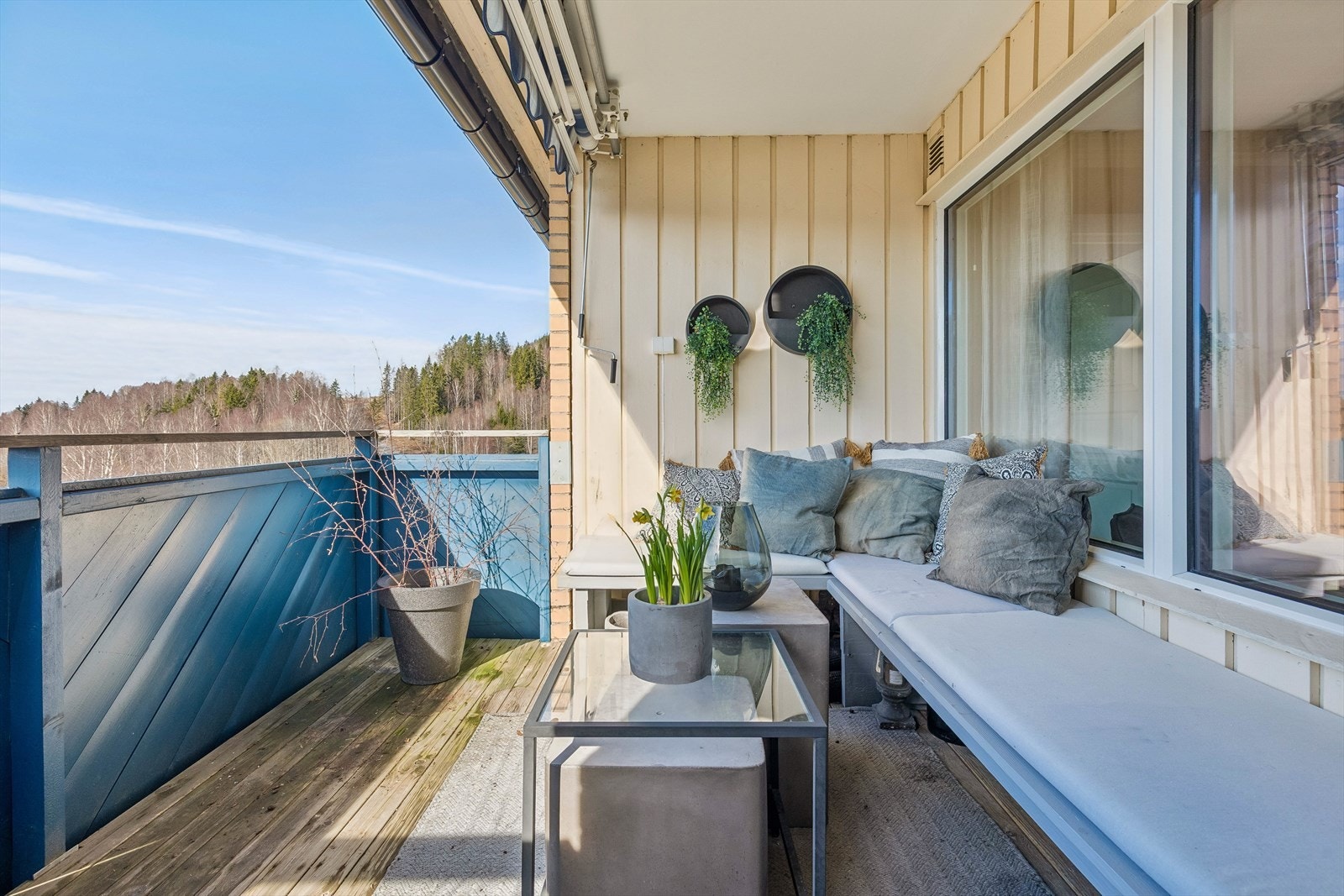 Fra stuen er det utgang til en sydvestvendt og delvis overbygget balkong på 9 m². Galleribilde