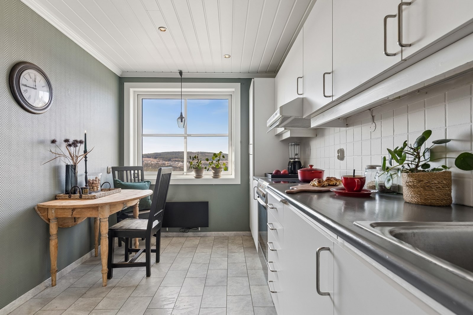 Praktisk kjøkken med god skap- og benkeplass, samt rom for en hyggelig spisekrok ved vinduet. Galleribilde