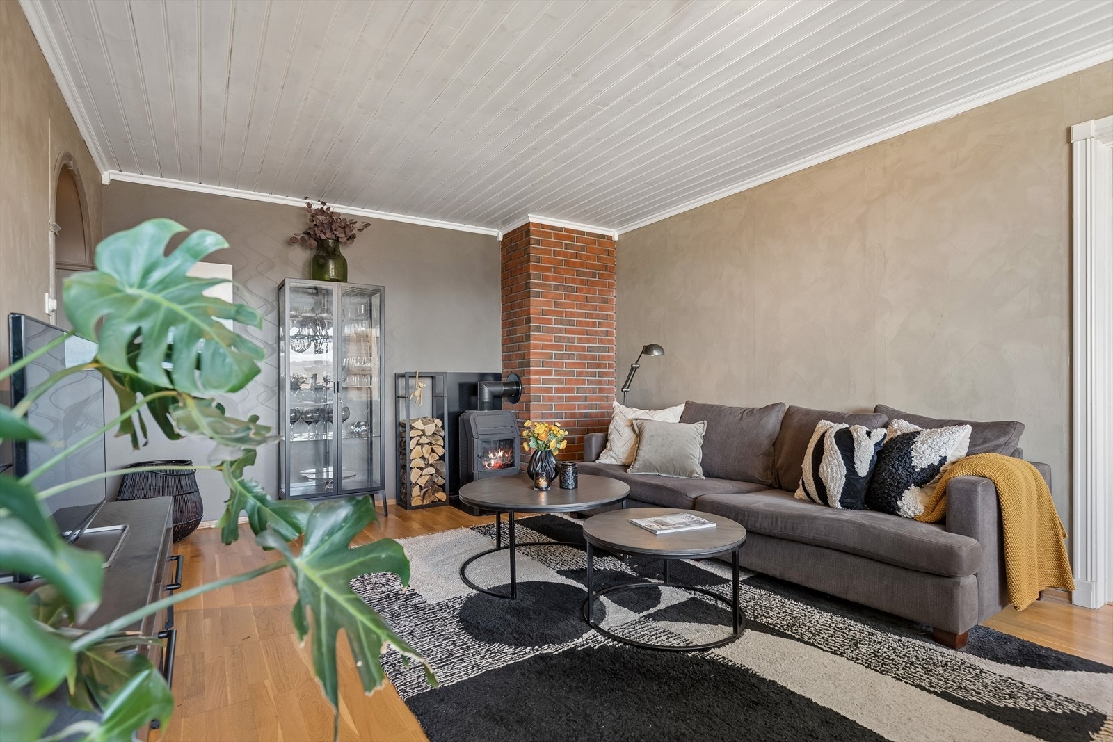 Stuen har 3-stavs eikeparkett og en peisovn som gir varme og atmosfære på kalde dager. Galleribilde