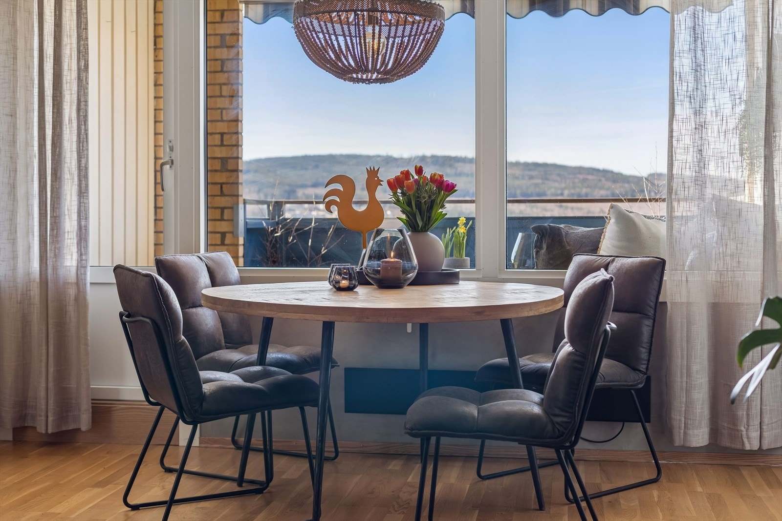 Spiseplassen er plassert foran de store vinduene med utsyn mot balkongen. Galleribilde