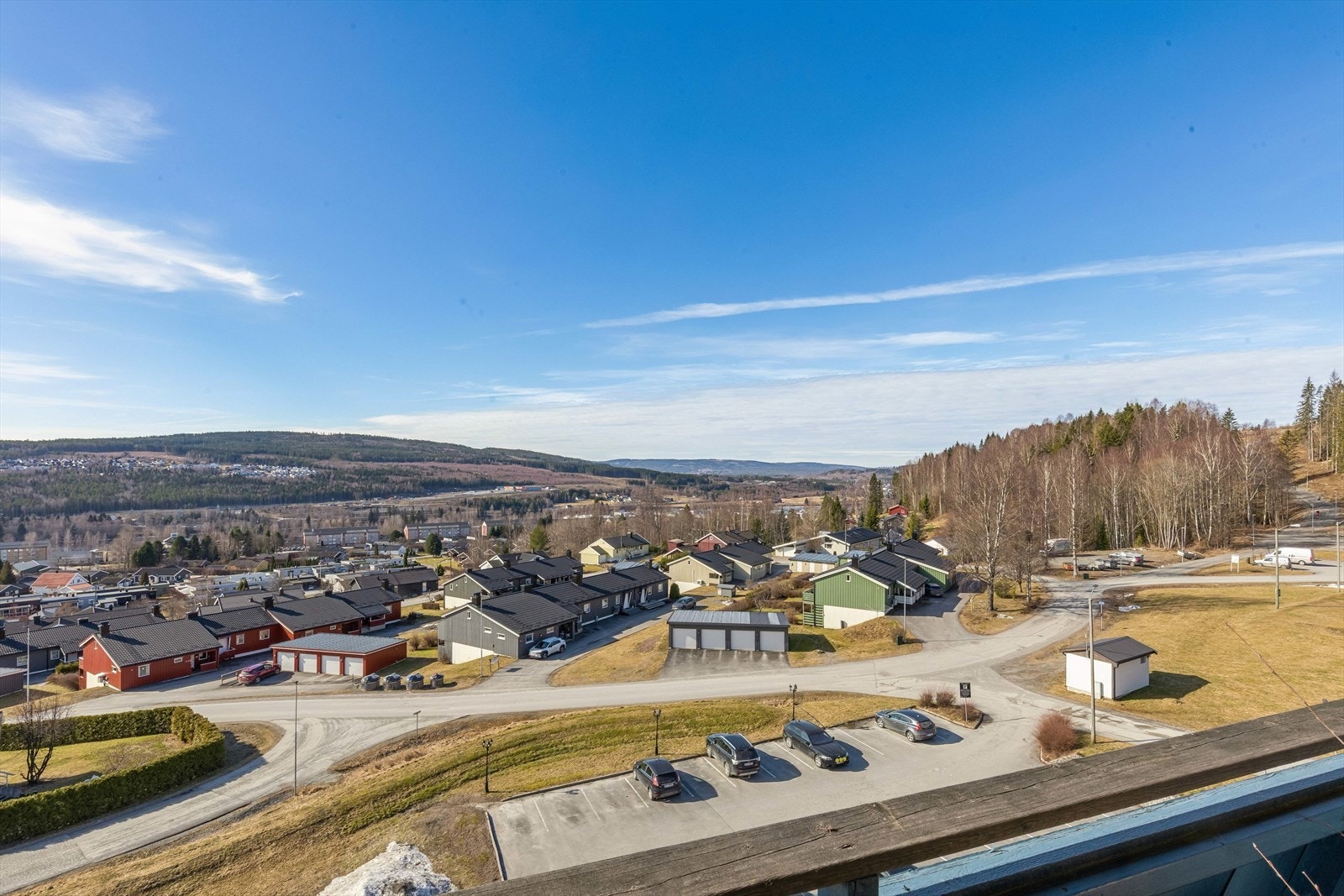 Området er kjent for sin nærhet til skog og mark, med gode turmuligheter rett utenfor døren. Galleribilde