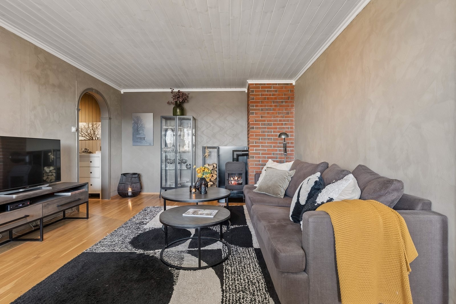 Stuen er lett å møblere, med god plass til både sofagruppe og spisebord. Galleribilde