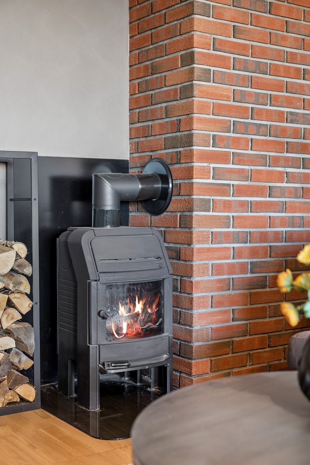 God varme fra peisovnen. Galleribilde