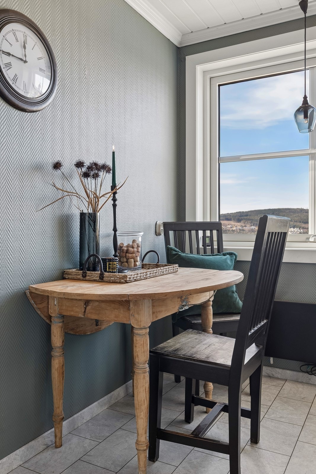 Gulvet har slitesterk flislaminat, og veggene er kledd med malt strie. Galleribilde