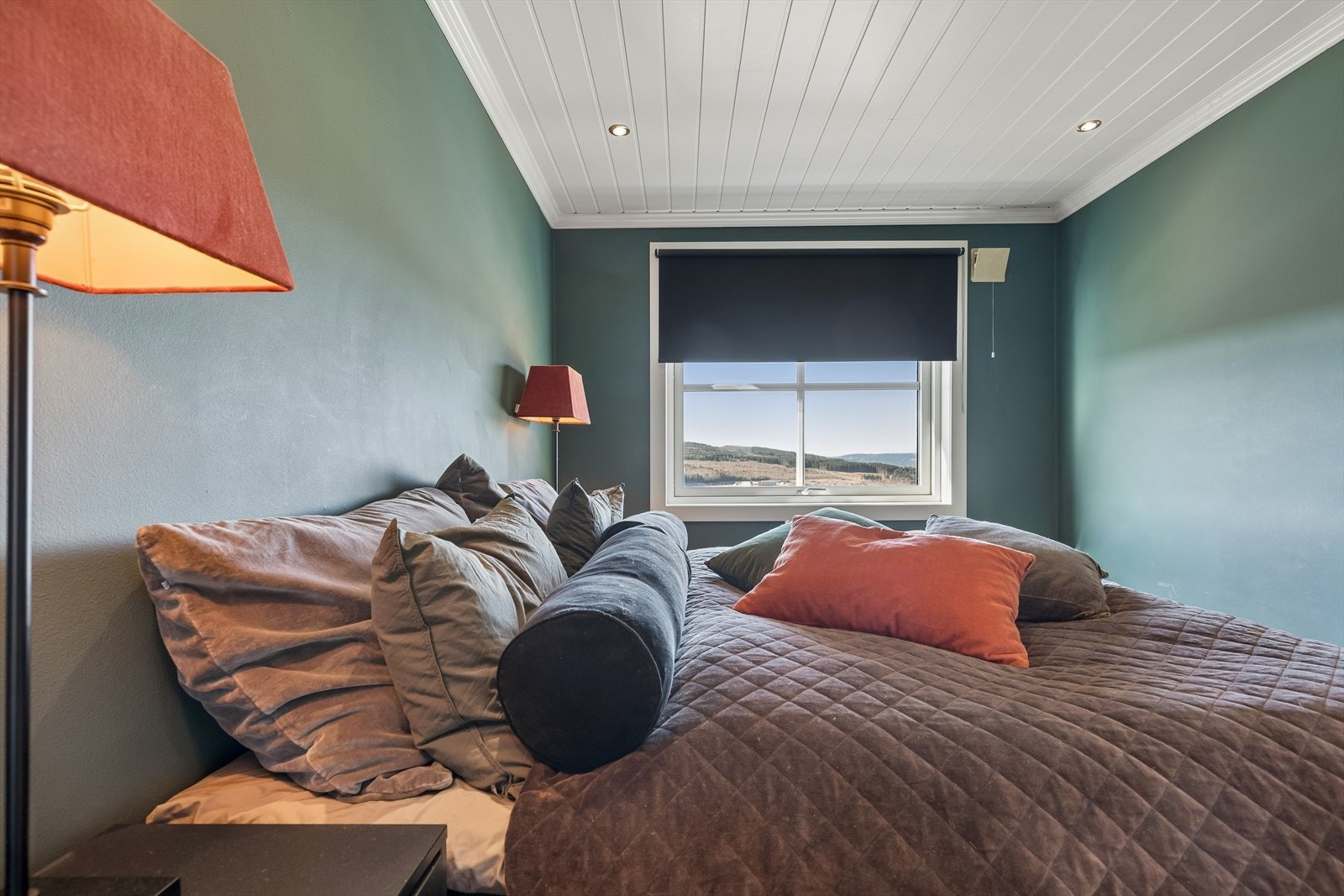 Himlingen er nedforet med malt panel og utstyrt med halogen downlights for en behagelig belysning. Galleribilde