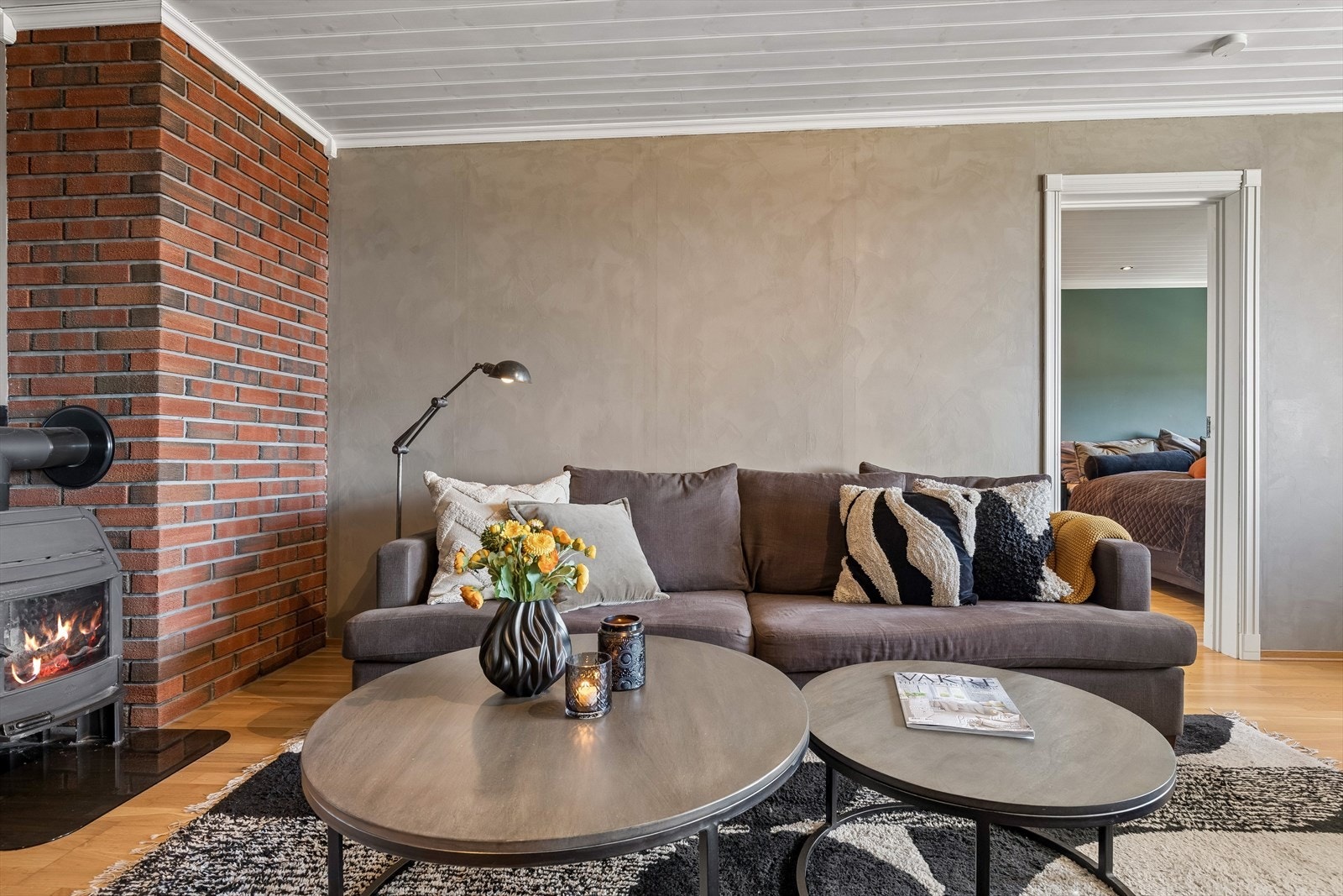 Fra stuen er det en dør
mot soverommet og en bueåpning mot gangen. Galleribilde