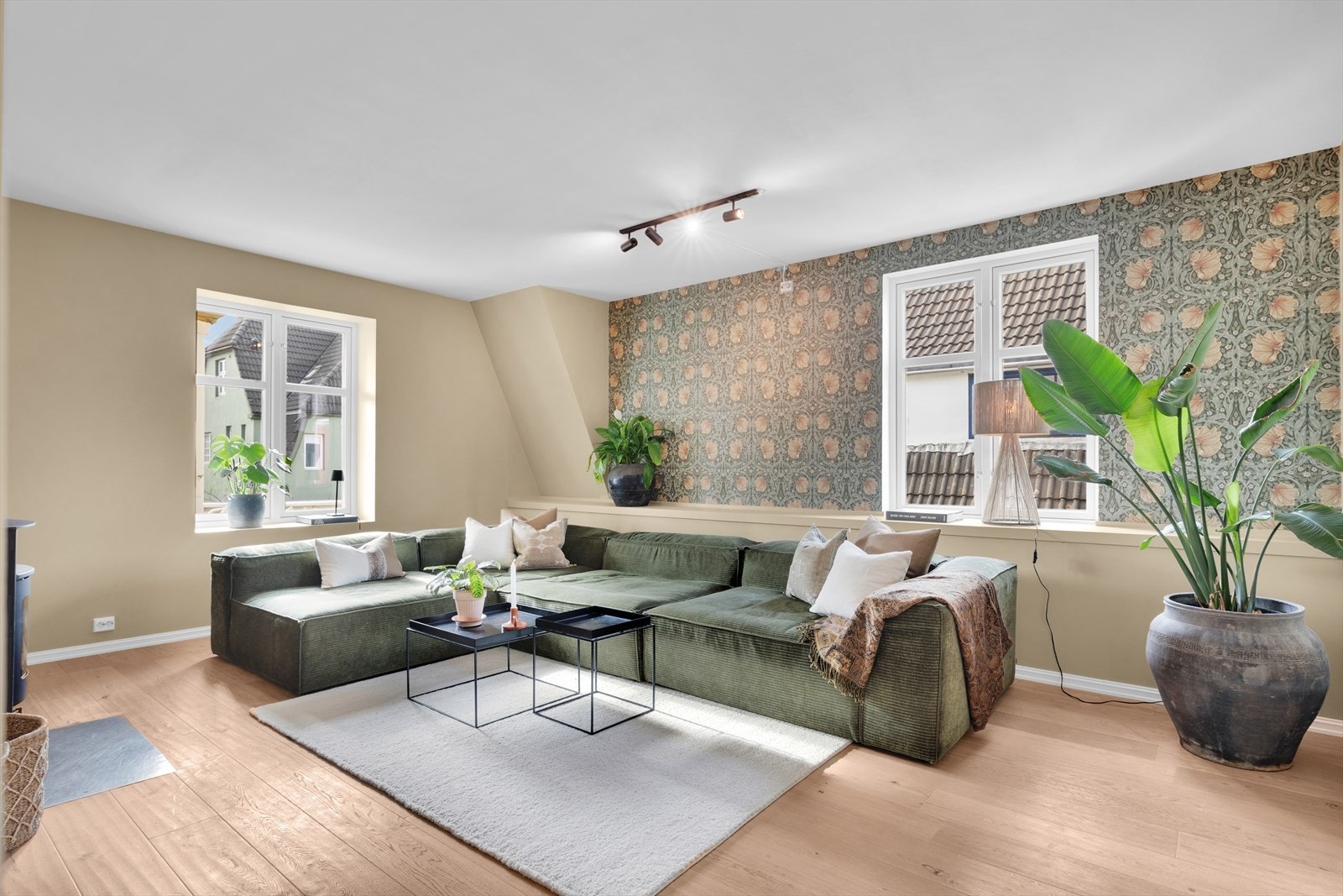 Stue - leiligheten er pusset opp i nyere tid, og holder en gjennomgående god standard Galleribilde