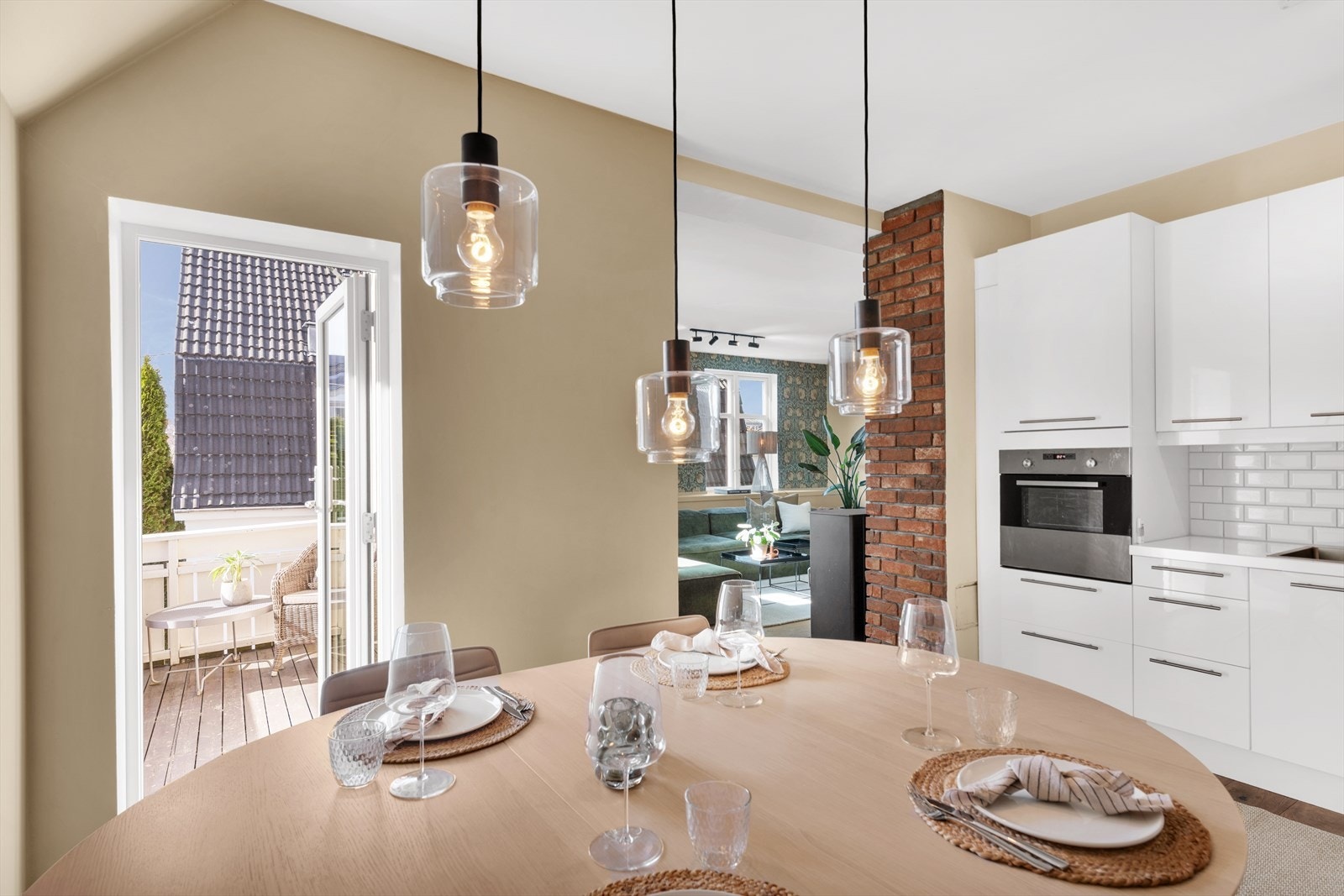 Kjøkken - utgang til sørvendt veranda Galleribilde