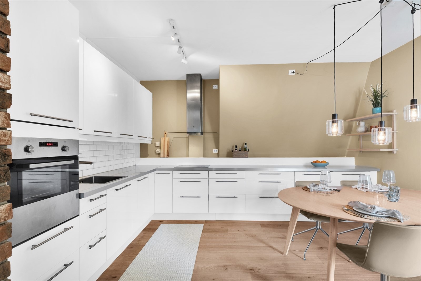 Kjøkken - praktisk innredet med god benk- og lagringsplass Galleribilde