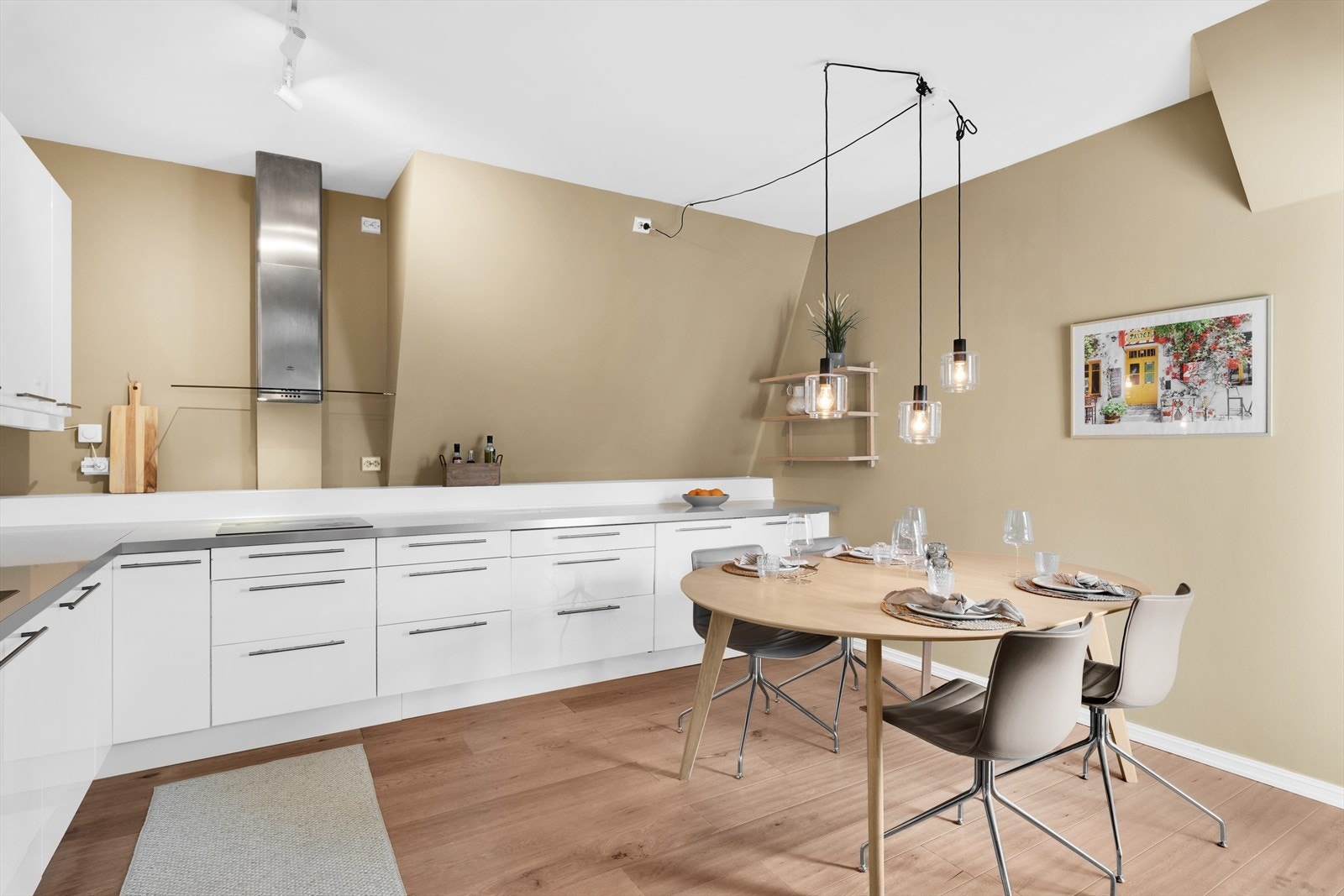 Kjøkken - plass til stort spisebord Galleribilde