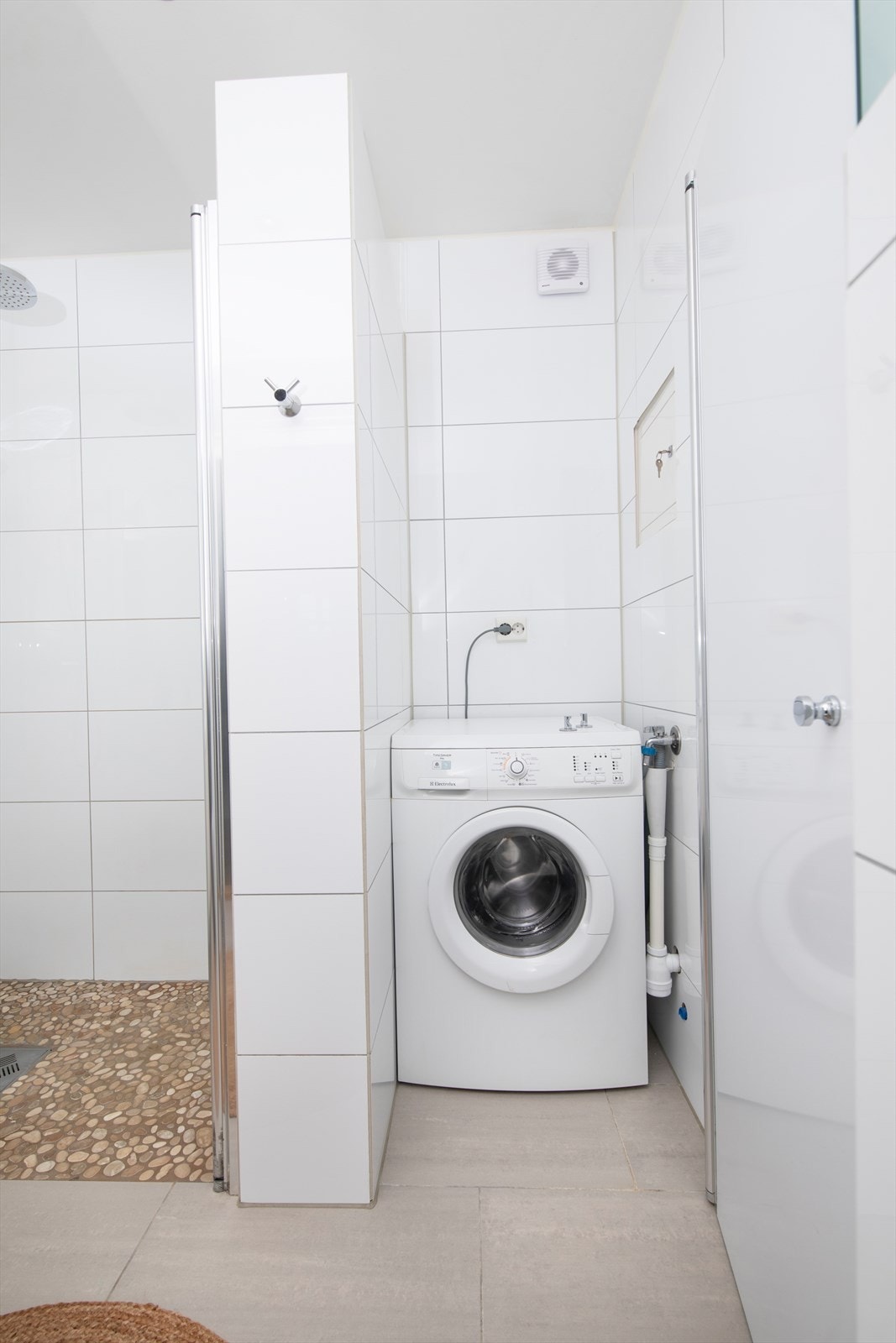 Bad - vaskemaskin står skjult i en praktisk nisje Galleribilde