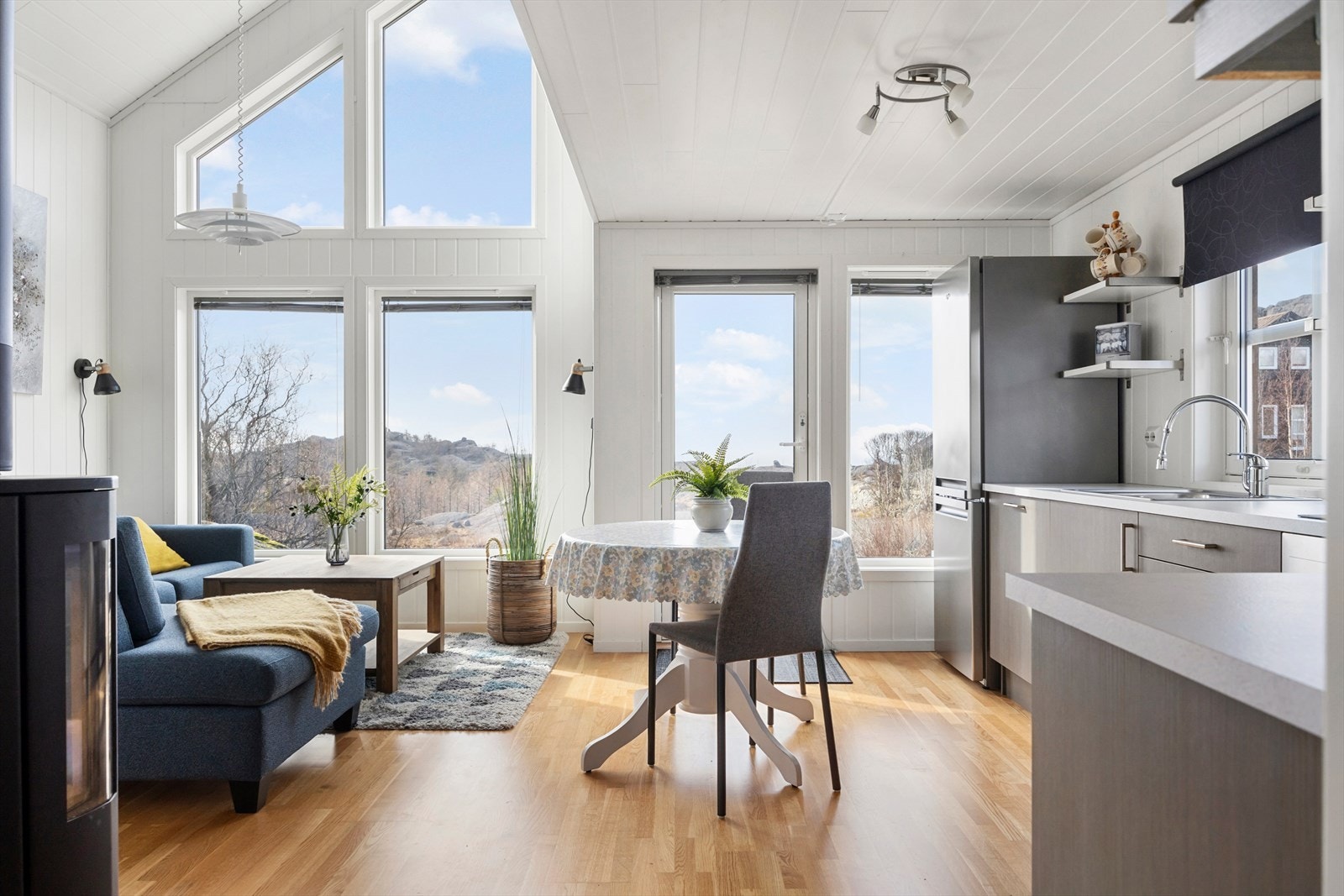 Stue og kjøkkendelen uthever seg med store vindusflater i front der du kan nyte utsikten over sjøen og området rundt. Galleribilde