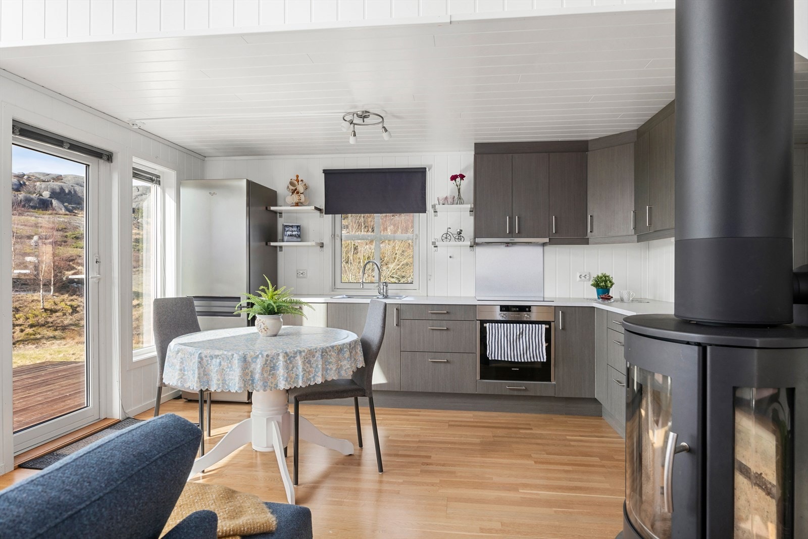 Utgang til terrasse og hage fra stue/kjøkken. Galleribilde