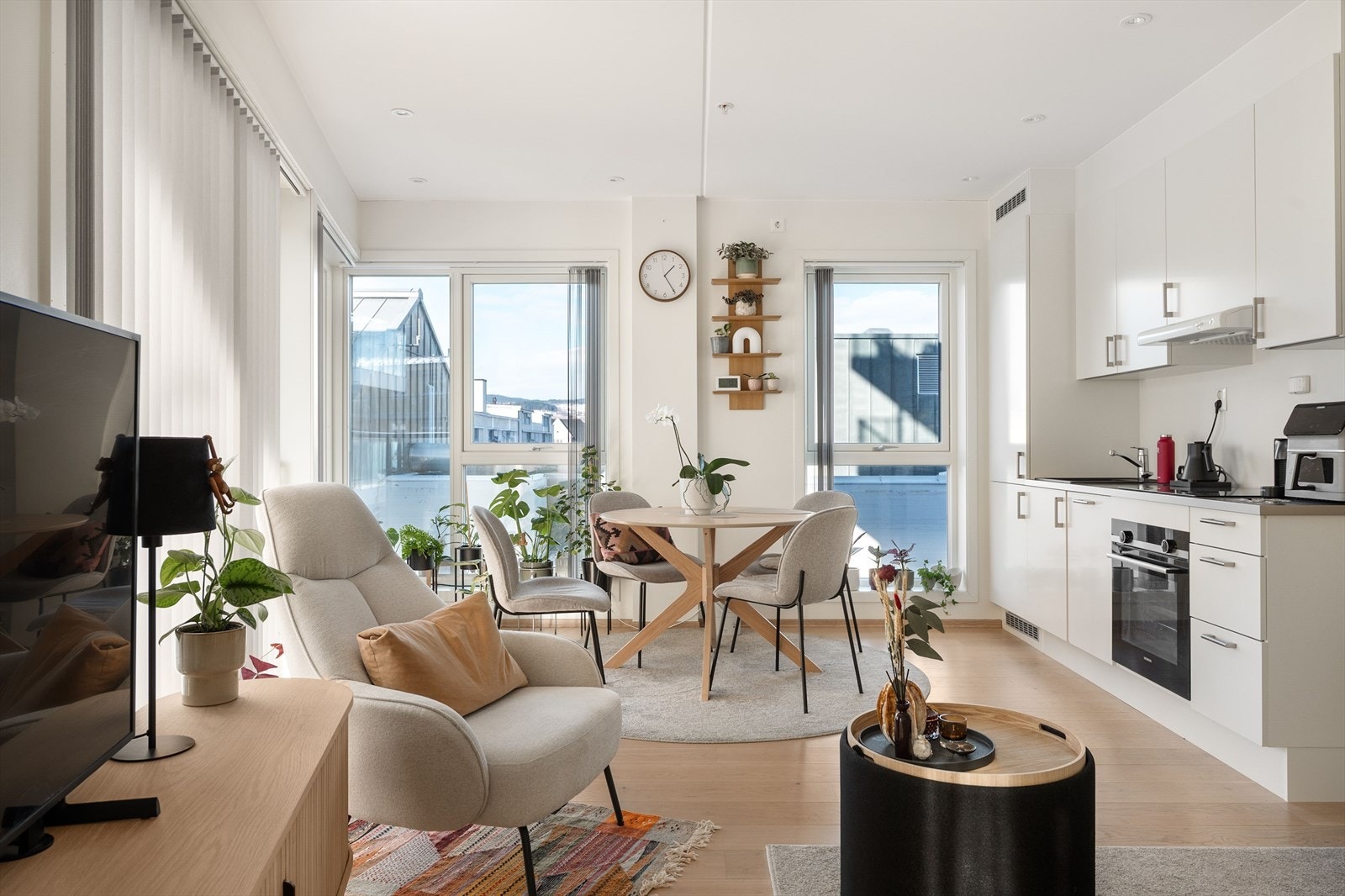 Lys og åpen stue/kjøkken løsning med generøst med vindusflater. Galleribilde