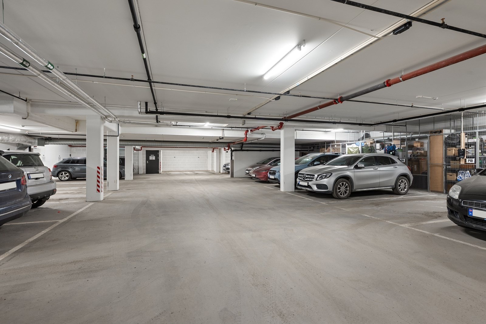 Parkeringsanlegg med egen parkeringsplass som har elbil-lader. Tihørende nettingbod til leiligheten. Galleribilde