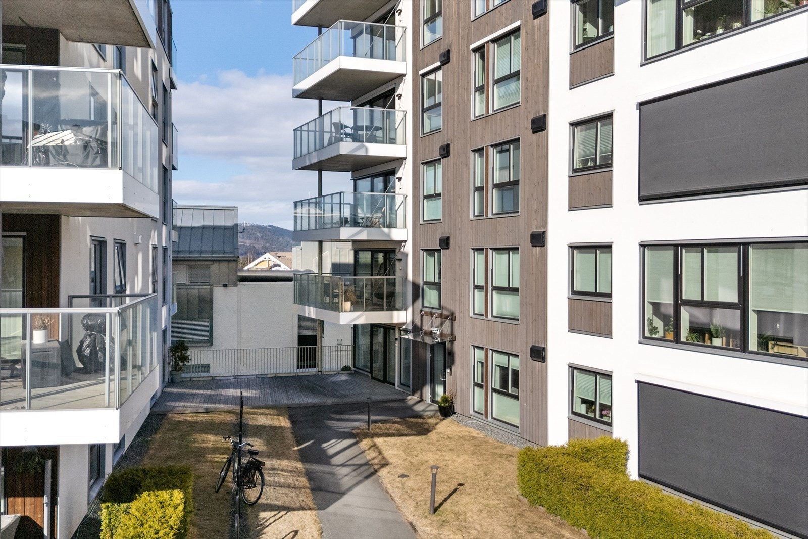 Sameiets uteområder er velstelte og med asfalterte interne gangstier. Galleribilde